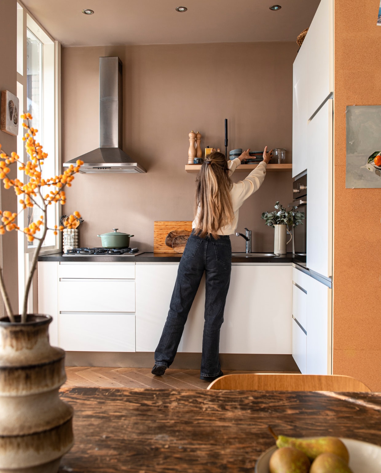 Keuken zat al in het huis, eikenhouten lamelparketvloer Vloer Het Zelf, servies Terres de Rêves van Serax, braadpan Bourgogne van BK, legertafel Marktplaats, stoel PLC van Modus Furniture, vaas vintage, karaf Madam Stoltz, peper- en zoutmolen Peugeot, wandobject zelfgemaakt, wand- en plafondverf Dead Salmon van Farrow &amp; Ball. Overig onbekend. vtwonen special DIY 07-2023 | styling Jeske Weel | fotografie Caroline Coehorst