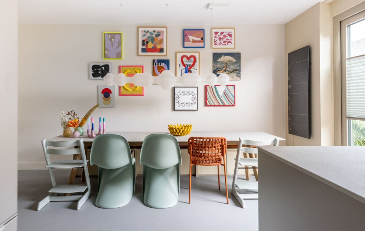 kunstmuur eethoek Uitgeest Weer verliefd op je huis aflevering 2 seizoen 19 | styling Eva van de Ven | fotografie Margriet Hoekstra