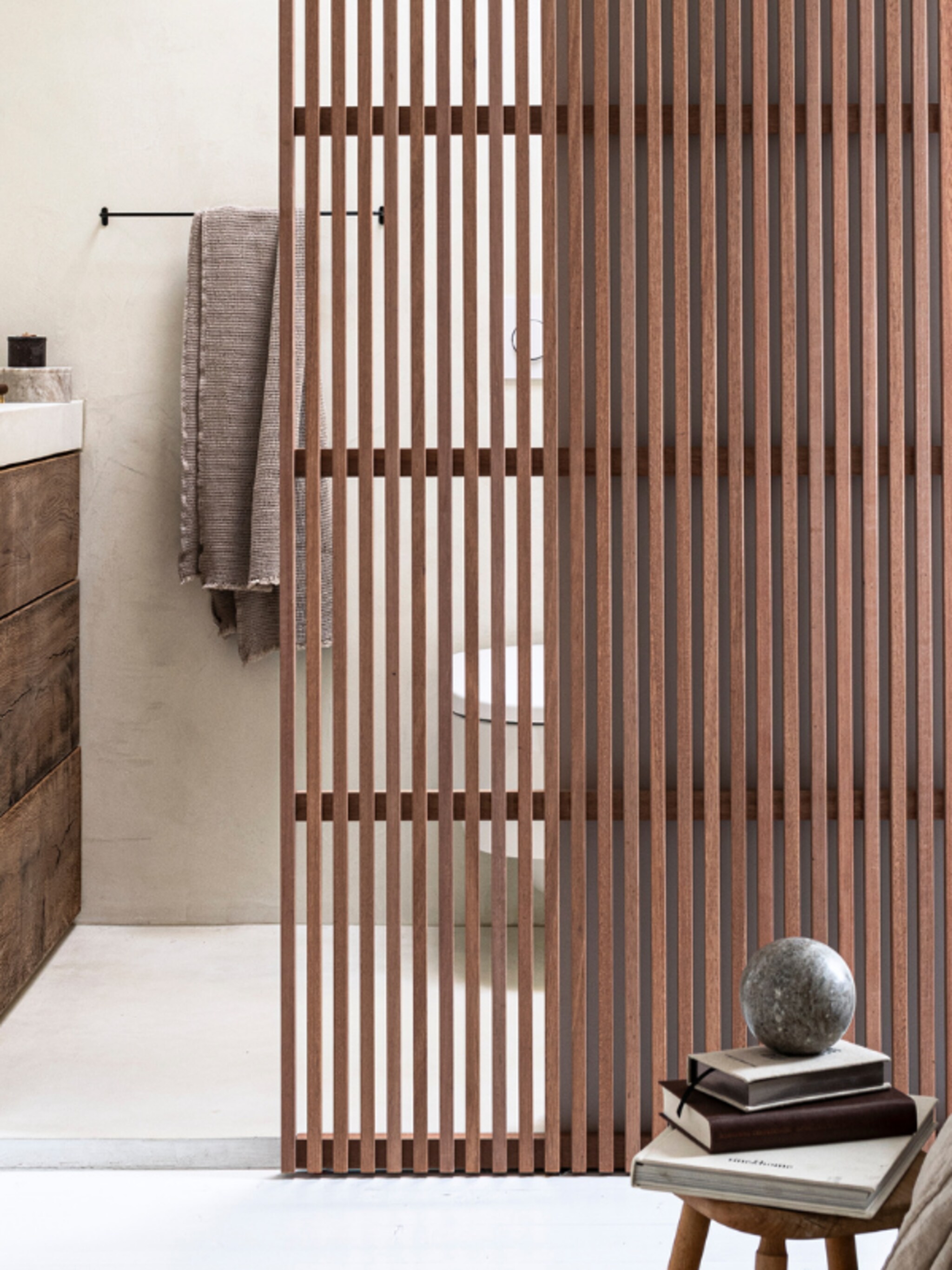 zo style je een roomdivider stijlvol en praktisch in de badkamer