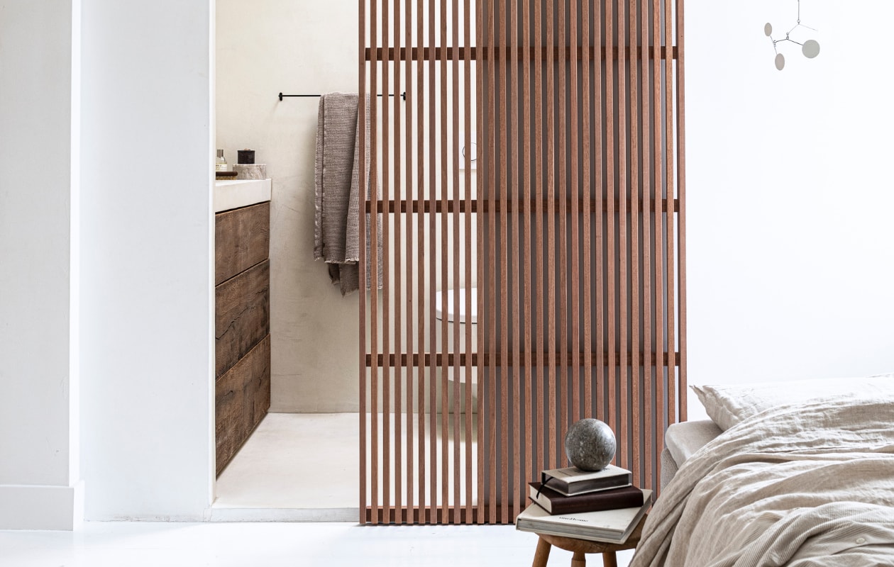 Verwassen linnen dekbedovertrek € 79,99 (zarahome.com). Mobile 60x70 cm (bxh) € 260,- (lpln.de). Wastafelmeubel op maat gemaakt, prijs op aanvraag (richardvanmeerveld.nl). Doucheartikelen vanaf € 35,- (marie-stella-maris.com). Overig privébezit. vtwonen special 09-2020 | styling Kim van Rossenberg | fotografie Sjoerd Eickmans