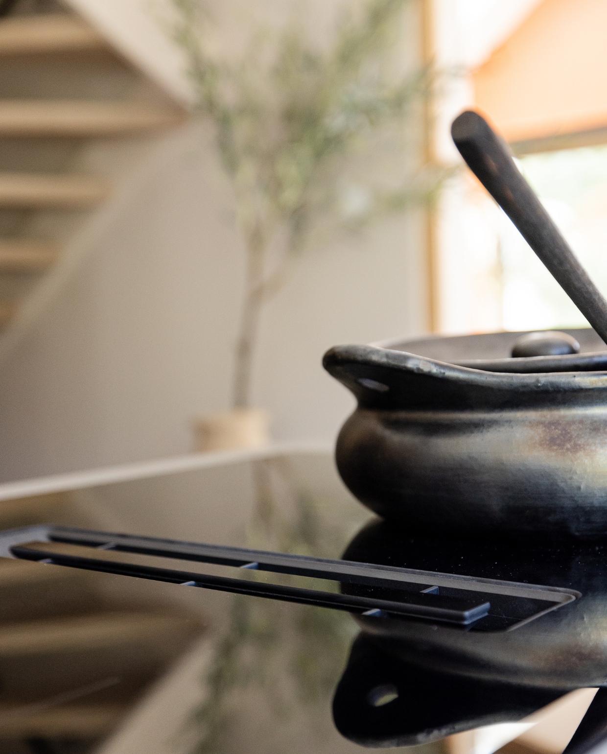 Inductiekookplaat met afzuiging van Bosch, prijs op aanvraag (bosch.nl), pan op kookplaat The Burmed Pot van Studio Blooming € 39,95 (eijerkamp.nl) vtwonen Weer Verliefd op je Huis seizoen 15 aflevering 12 | styling Liza Wassenaar | fotografie Sonja Velda
