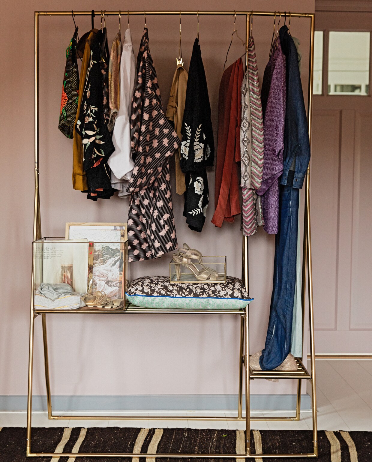 Kledingrek en kussen Doris for HKliving. Verf wand Peach Blossom van Little Greene. Kleed vintage Turks. Overig onbekend. vtwonen 04-2022 | styling Ilona Jongepier | fotografie Dana van Leeuwen | visagie Djolien de Kreij