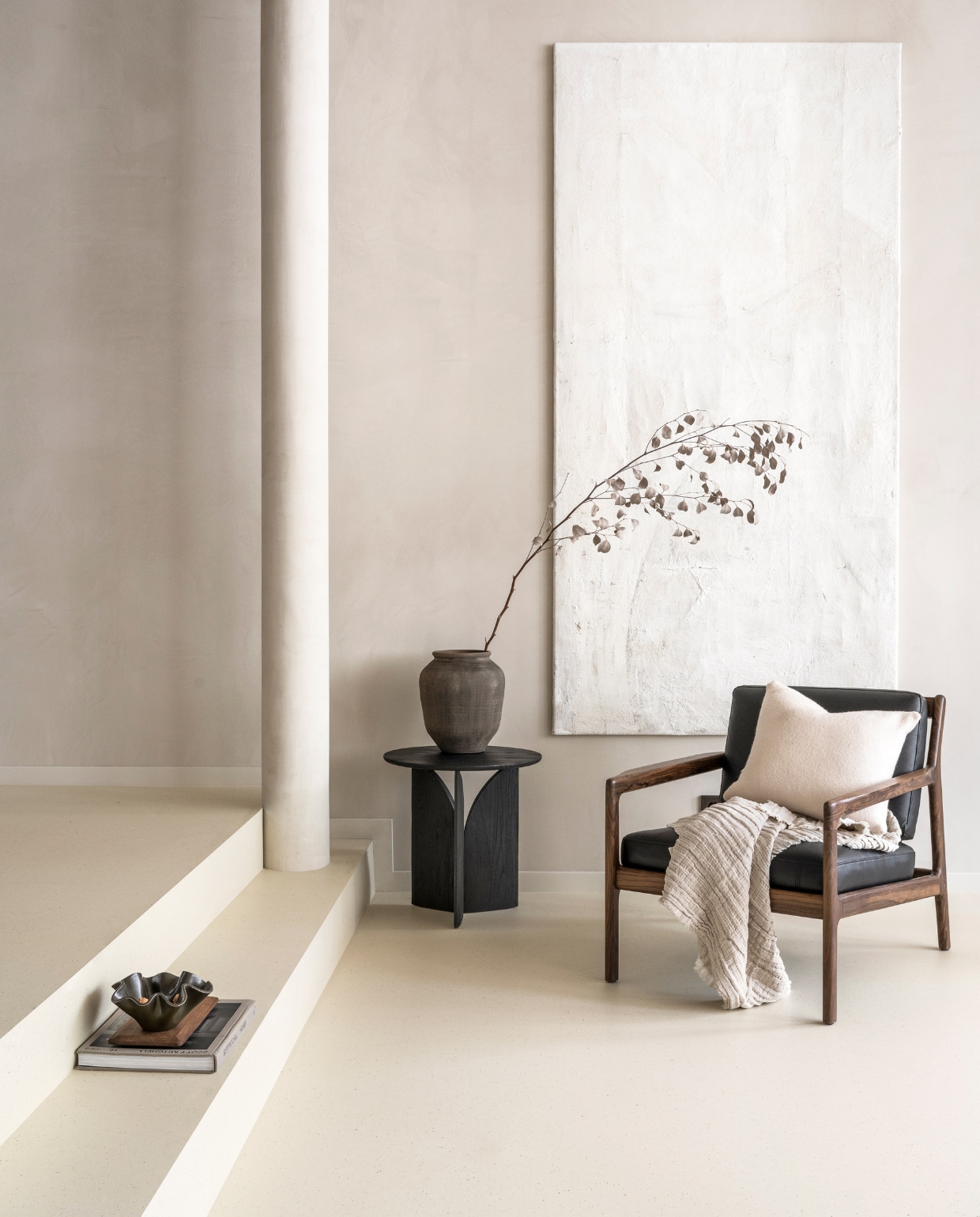 Marmoleum vloer in Kalk, 200 cm breed, per m² € 50,40. M.m.v. ethnicraft.com (fauteuil Jack, bijzettafel Geometric), zarahome.com (vaas), ella-la.com (kussen), hm.com (plaid), @ansdekruyf (kunstwerk). Overig privébezit. vtwonen 10-2023 | styling Sanne Ketelaar | fotografie Stan Koolen