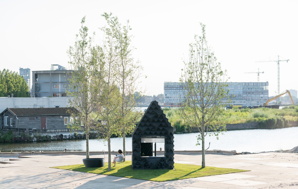 Deze begerenswaardige Urban Cabin komt kant-en-klaar ge-3D-print uit de werkplaats en kan on demand worden ingezet als comfortabele verblijfplaats. Pure luxe met een minimale ecologische footprint; dit fraai ontworpen mini-huis is gemaakt van isolerend, biobased materiaal. Het is een van de toekomstgerichte projecten van DUS Architects in Amsterdam, bekend van het ge-3D-printe grachtenhuis. Het printen gebeurt bij hun bedrijf Aectual, waar robots in de weer zijn met bioplastic, gemaakt van lijnzaadolie en gerecycled afval. Het 3-D-printen neemt een steeds grotere vlucht. Deze zomer werd in België het eerste 3-D geprinte woonhuis van beton opgeleverd. Geen nieuw materiaal, maar de vorm en techniek zijn dat wel: laag voor laag geprint in twee verdiepingen op het bouwterrein. (houseofdus.com, aectual.com) vtwonen special vtverbouwen 3 10-2020 | fotografie Sophia van den Hoek (Urban Cabin)