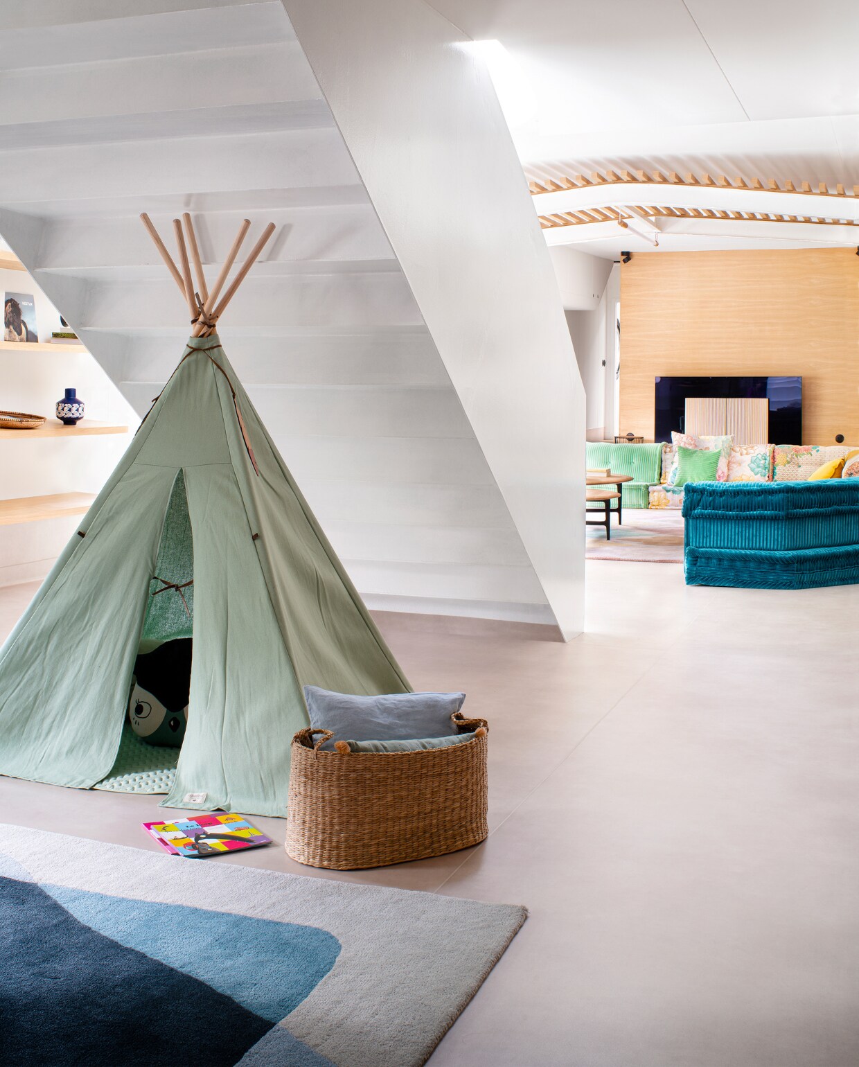 Muurverf Grey Stone van Little Greene, vloerkleed Hartô, tent Tipi Nevada van Nobodinoz, vloerkleed en banken uit collectie Mah Jong van Roche Bobois. Overig onbekend. vtwonen 10-2022 | styling Marie-Maud Levron| fotografie Patrick Sordoillet