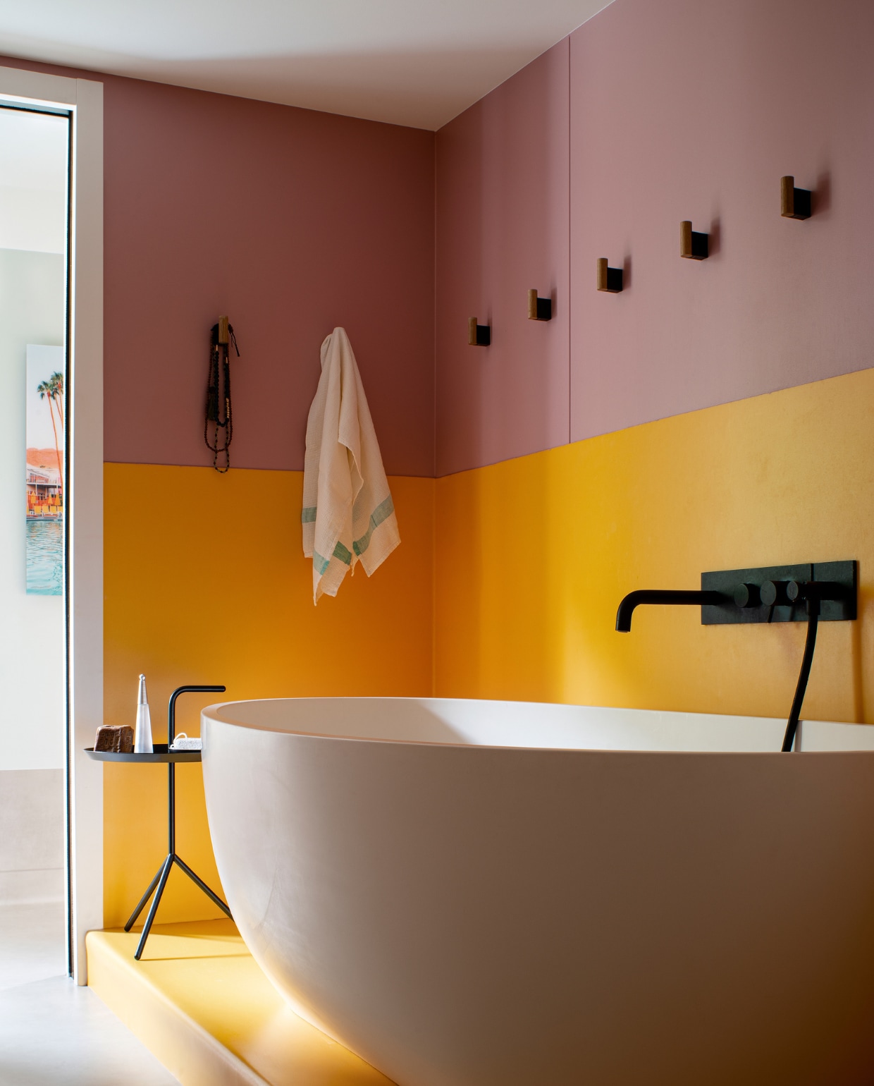 Muurverf geel Mister David en roze Hellebore van Little Greene, bad en wasbaken Cielo, wandlamp Studio Zangra, bijzettafel Dlm van Hay. Overig onbekend. vtwonen 10-2022 | styling Marie-Maud Levron | fotografie Patrick Sordoillet