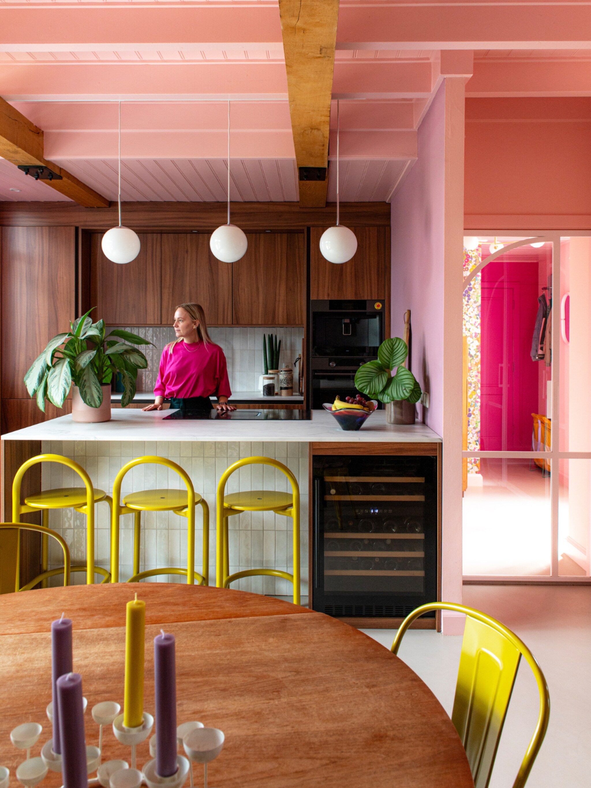 binnenkijken in een roze woning