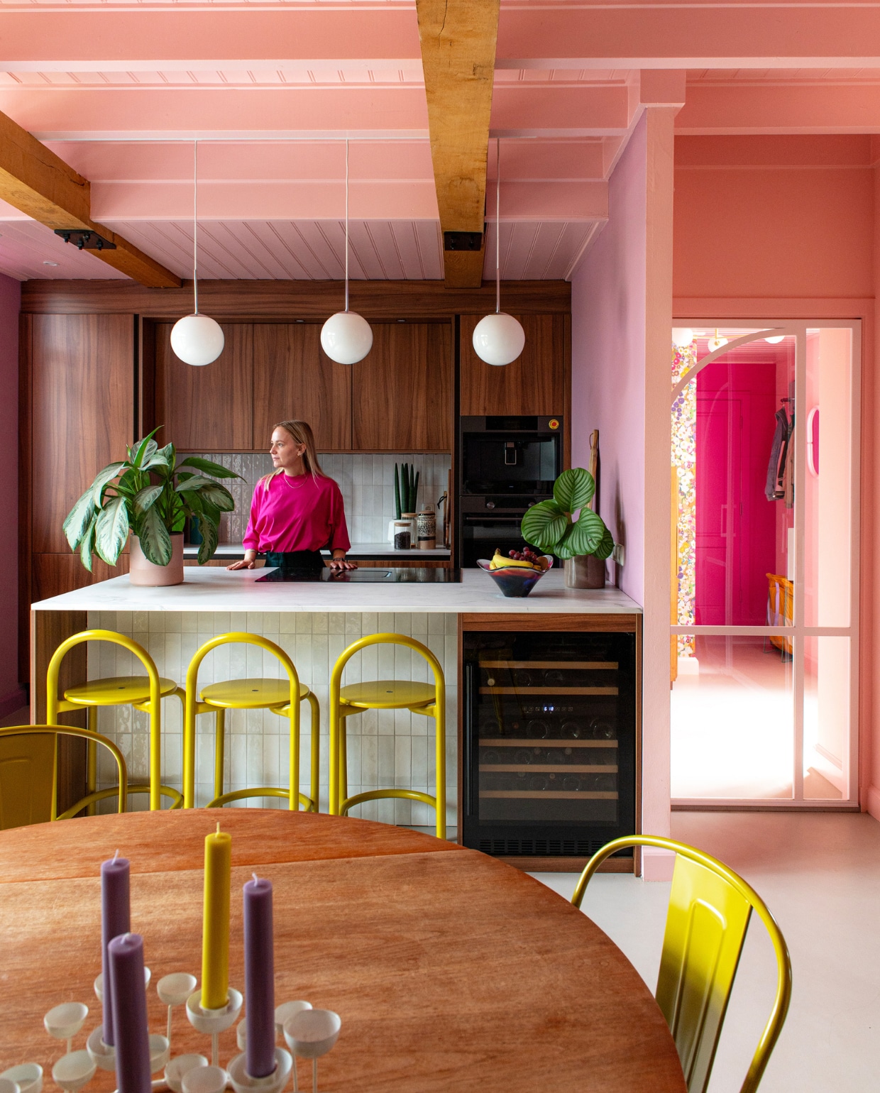 Keuken Woonkeukens Hengelo, stoelen Tolix, eettafel Louis van Teeffelen. Lampen vintage. Kandelaar en fruitschaal vtwonen 11-2023 | productie De Binnenkijkers | styling Jeske Weel | fotografie Caroline Coehorst