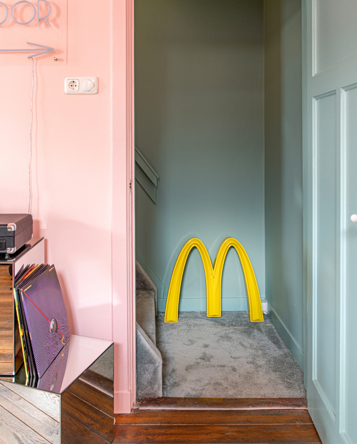 McDonald’s M @oldgaragestuff_nl, neonlamp Dancefloor van Neon Beach, spiegelkubus Karwei, muurverf bij trap Holly Glen van Histor, op voorgrond Zalm van Gamma. vtwonen 11-2023 | productie De Binnenkijkers | styling Jeske Weel | fotografie Caroline Coehorst