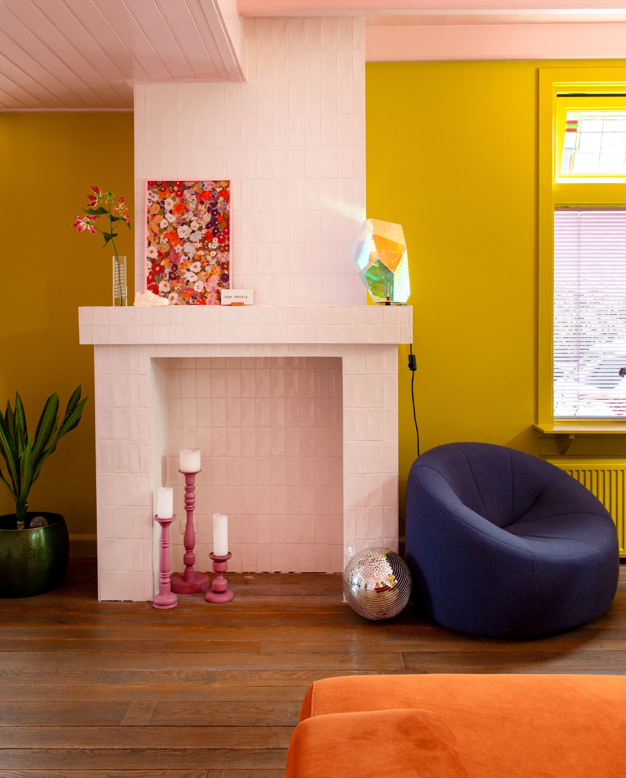 Tegels Equipe Cerámicas, lamp Bold Monkey van Spektakel Wonen, ingelijst stuk behang Hollyhocks Spring van House of Hackney, vaas Ikea. Kandelaars kringloopwinkel, zelf geverfd. Discobal Marktplaats, fauteuil Pumpkin van Ligne Roset van Whoppah. Verf plafond Zalm en muurverf Wildernis van Gamma. Overig onbekend. vtwonen 11-2023 | productie De Binnenkijkers | styling Jeske Weel | fotografie Caroline Coehorst