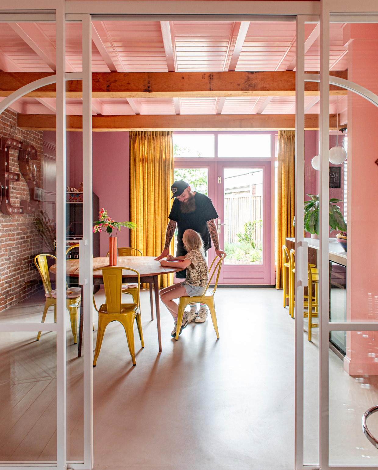 Eettafel Louis van Teeffelen van Marktplaats, stoelen Tolix, vaas op eettafel &klevering, gordijnen Hsl Woninginrichting, vloer van BaseBeton van Poorte Vloer & Wand Design. Verf wand en plafond Zalm en Potpourri van Gamma. vtwonen 11-2023 | productie De Binnenkijkers | styling Jeske Weel | fotografie Caroline Coehorst