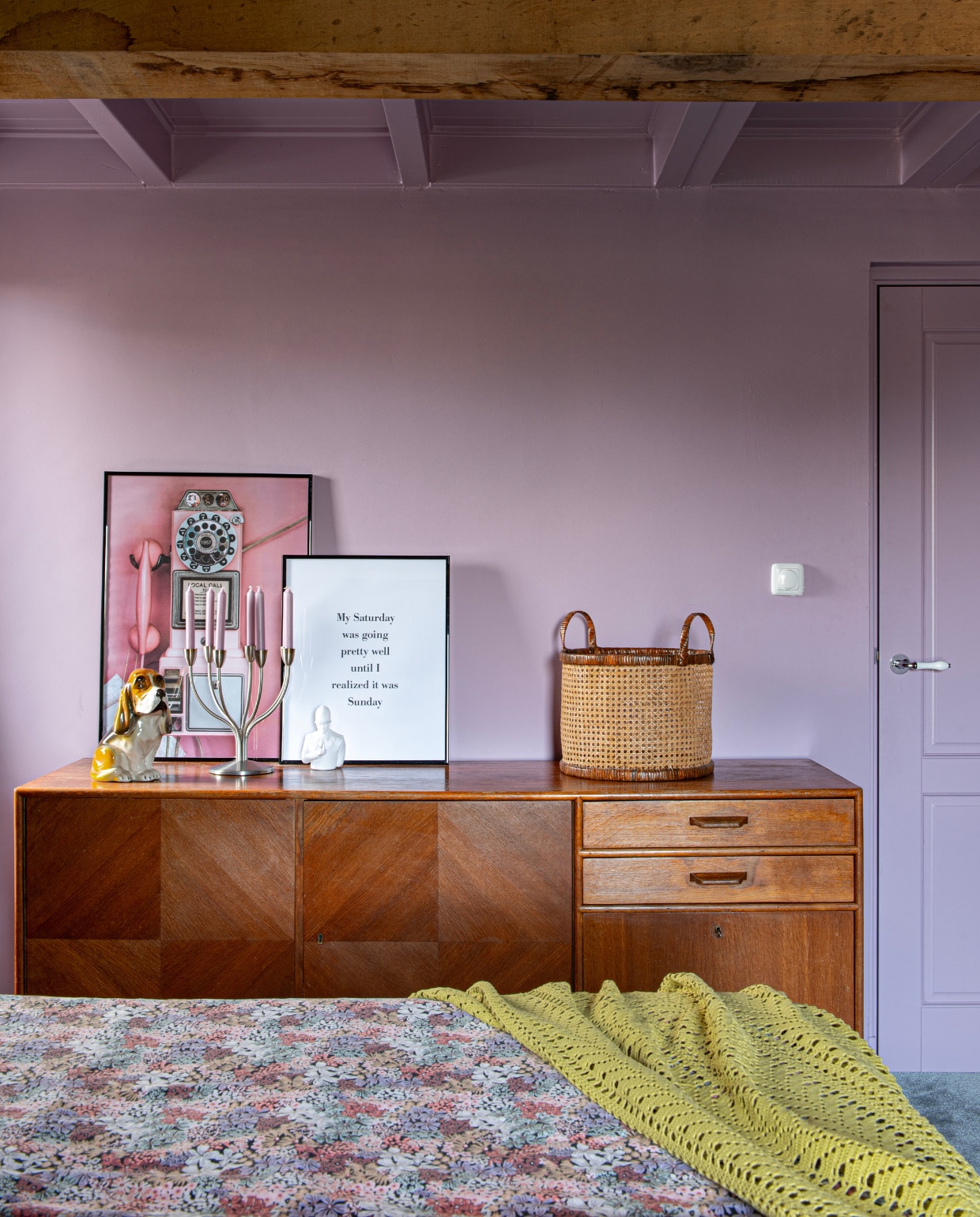 Dressoir Marktplaats, mand H&amp;M, lijsten Bga. Verf plafond en wand Geknetter van Gamma. Overig kringloopwinkel. vtwonen 11-2023 | productie De Binnenkijkers | styling Jeske Weel | fotografie Caroline Coehorst
