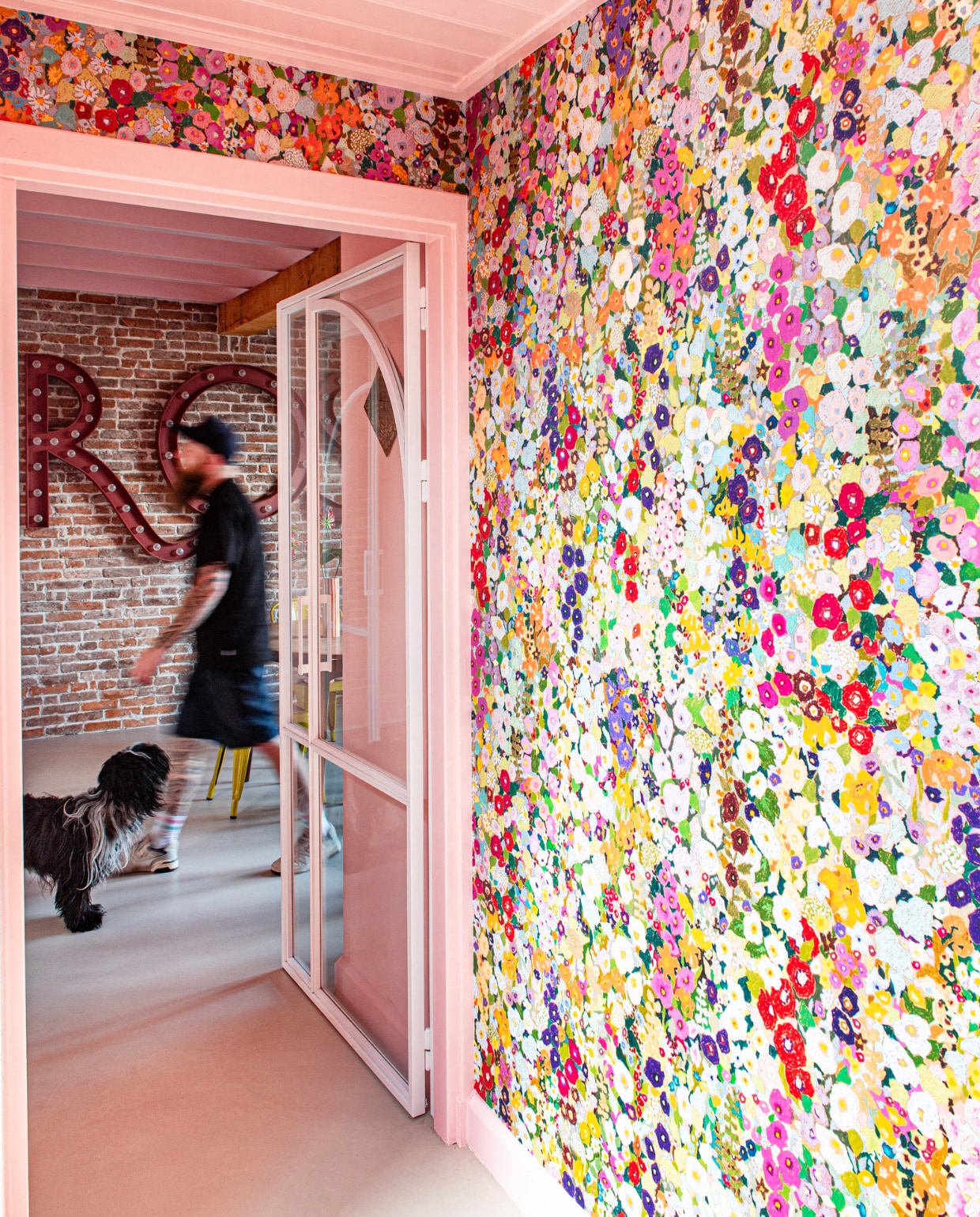 Behang Hollyhocks Spring van House of Hackney, stalen deur van Bold Staalzaken, vloer van BaseBeton van Poorte Vloer &amp; Wand Design. vtwonen 11-2023 | productie De Binnenkijkers | styling Jeske Weel | fotografie Caroline Coehorst