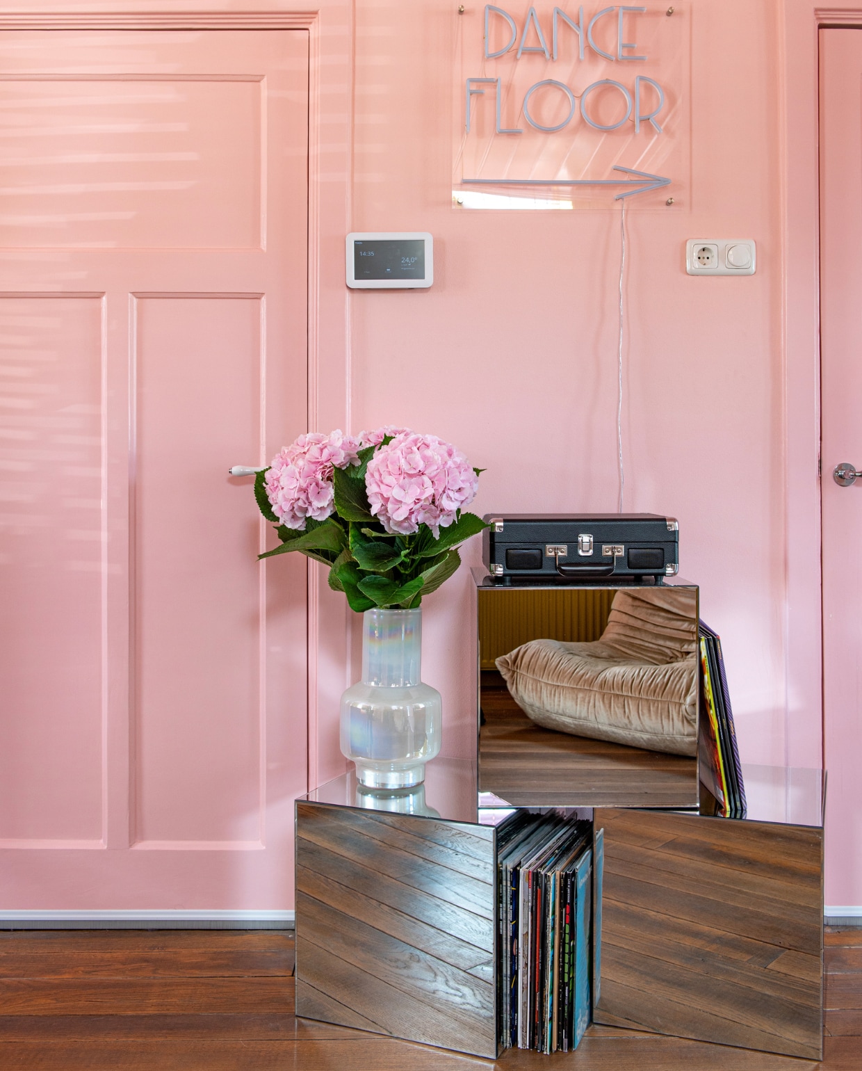 Vaas Loods 5, spiegelkubussen Karwei. Muurverf Zalm van Gamma. vtwonen 11-2023 | productie De Binnenkijkers | styling Jeske Weel | fotografie Caroline Coehorst