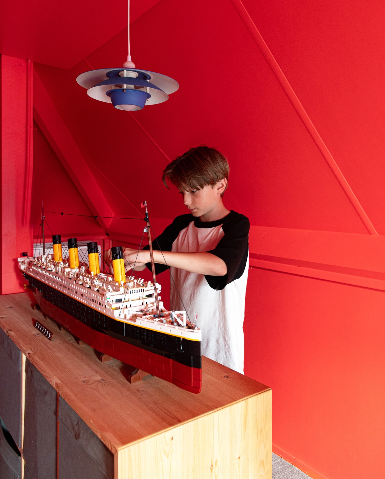 Titanic Lego, hanglamp uit Denemarken, kasten Ikea, muurverf Amsterdam van Gamma. vtwonen 11-2023 | productie De Binnenkijkers | styling Jeske Weel | fotografie Caroline Coehorst