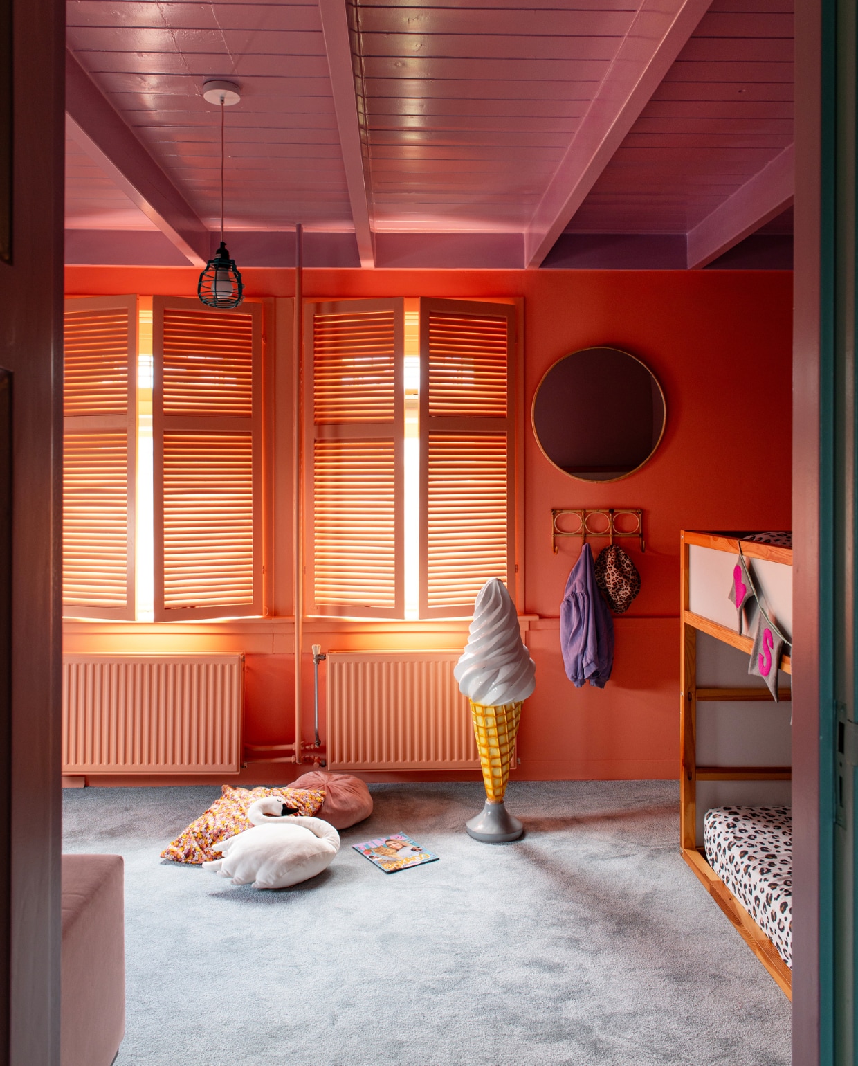 Hanglamp HKliving, spiegel Xenos. Kapstok en zwaan H&amp;M. Bed Ikea, ijshoorn Marktplaats. Kussens Wibra en Ikea. Shutters al aanwezig. Muurverf Annemoon en verf plafond Geknetter van Gamma. Overig onbekend. vtwonen 11-2023 | productie De Binnenkijkers | styling Jeske Weel | fotografie Caroline Coehorst