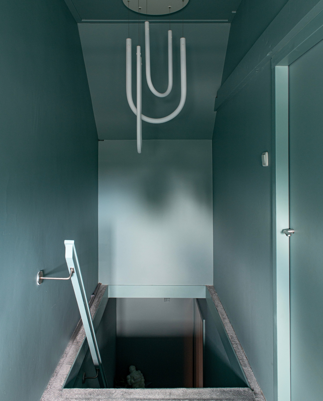Lamp Ikea, vloerbedekking Hsl Woninginrichting, muurverf Holly Glen van Histor. vtwonen 11-2023 | productie De Binnenkijkers | styling Jeske Weel | fotografie Caroline Coehorst