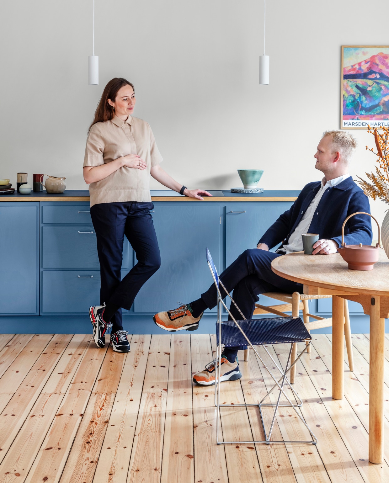 Muurverf Morgendis van Jotun. Keuken Stilleben Architects. Peper-en-zoutstel Hay. Tafel Øresund van Børge Mogensen. Vaas Morsø. Theepot Skagerrak og Stilleben. Stoelen Hans Wegner en Marcel Breuer. Originele houten vloer, gerestaureerd. Hanglampen Light-Point. Overig herkomst onbekend. vtwonen 09-2022 | productie Living Inside | styling Rikke Graff Juel | fotografie Christina Kayser O.