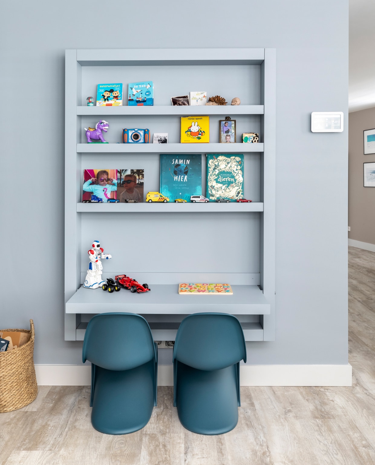 Muur kinderhoek en kinderhoek Blissful Blue, junior kinderstoelen Panton van Vitra, DIY-kinderspeeltafel met kast, prijs op aanvraag (remmers-design.nl). Manden Insvep, per stuk € 29,99 (ikea.nl). Overig privébezit. vtwonen weer verliefd op je huis seizoen 15 aflevering 10 | styling Marianne Luning | fotografie Margriet Hoekstra