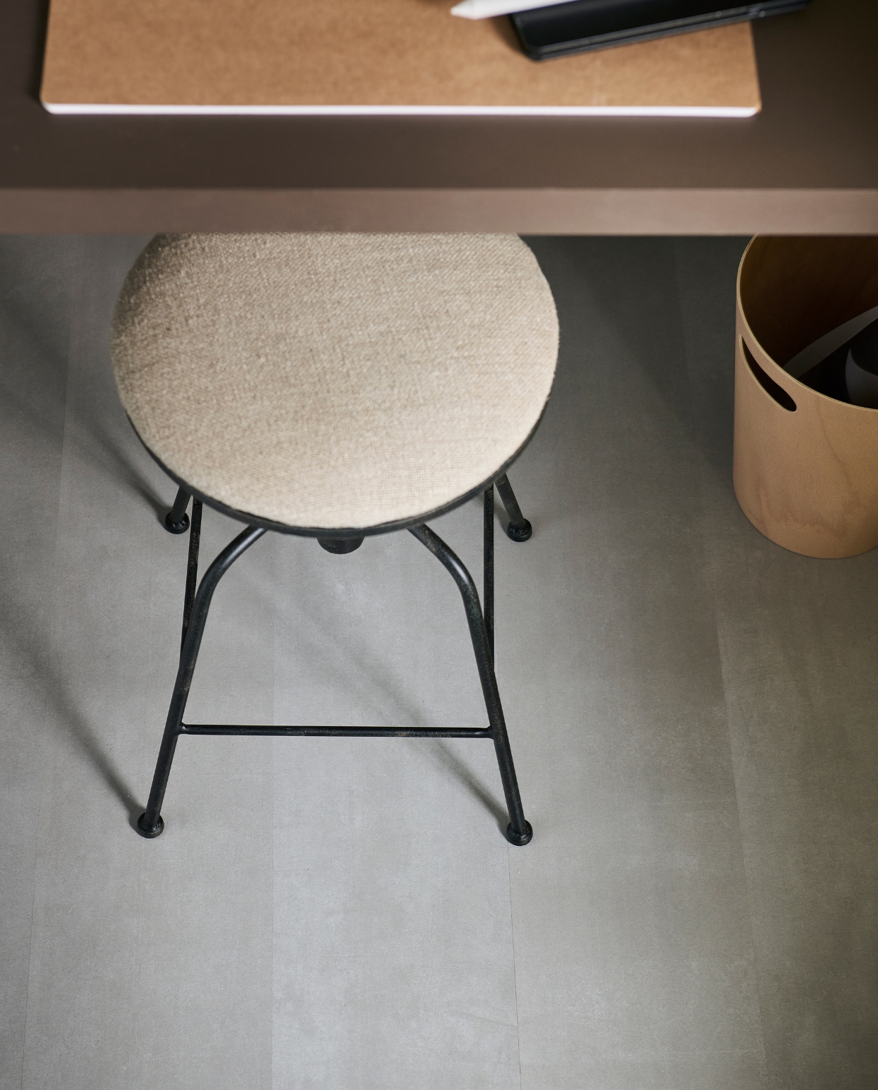 Laminaatvloer XL Pitch, inhoud per pak 2,25 m², lamel 138x32,6x0,8 cm, met groef, per m² € 32,99, lakverf bureau Warm Brown, vanaf 500 ml € 27,99. M.m.v. zarahome.com (stalen kruk), vtwonen.nl/shop (papierbak van Umbra) . Overig privébezit. vtwonen 11-2023 | productie tanja Saarberg | styling Sanne Ketelaar | fotografie Sjoerd Eickmans