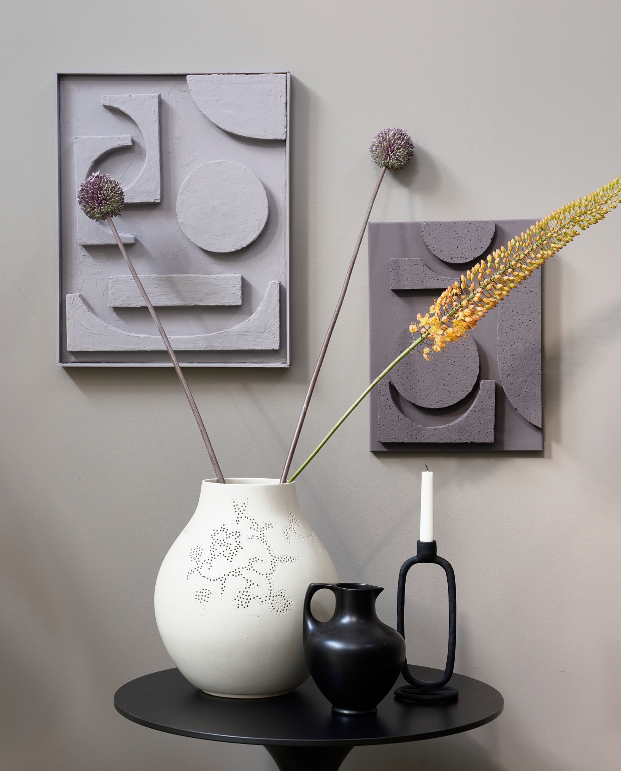 Vintage vaas van Hella Jongerius voor Ikea, melkkan, bijzettafel (marktplaats.nl). Kandelaar (karwei.nl). vtwonen 11-2023 | styling Corrien Flohil | fotografie Dennis Brandsma