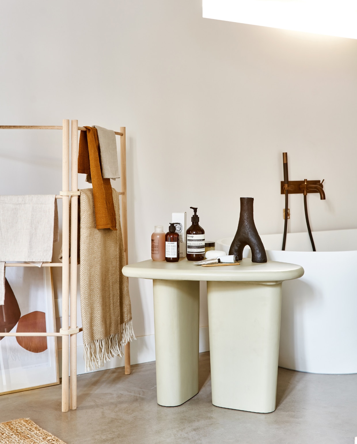 Mangohouten bijzettafel Beach in kleur Clay, small 64x51x53 cm (lxbxh) € 319,-, ook verkrijgbaar in medium 80x41 cm (Øxh) € 399,-. vtwonen 02-2022 | productie Tanja Saarberg | styling Marlies Does | fotografie Bart Brussee