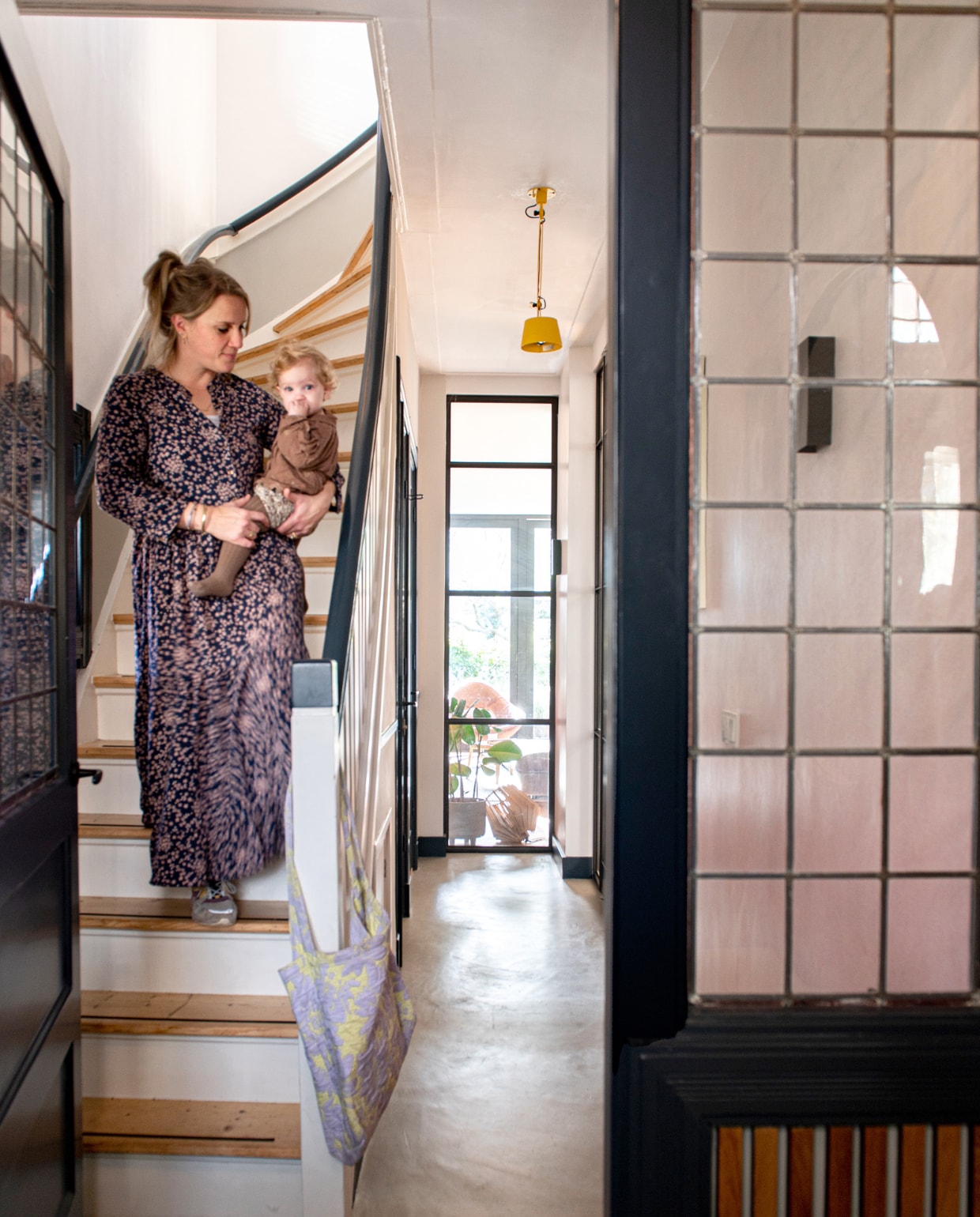 Stalen deur en raam Minimal Steel, vloer beton ciré Tendenza Design, behang Sandberg Wallpaper. Gele plafondlamp Tonone, wandlampen Het Hoofdkantoor. Tas Maed for mini. Latten in deurpaneel Woodupp. vtwonen special DIY 7 | fotografie Caroline Coehorst