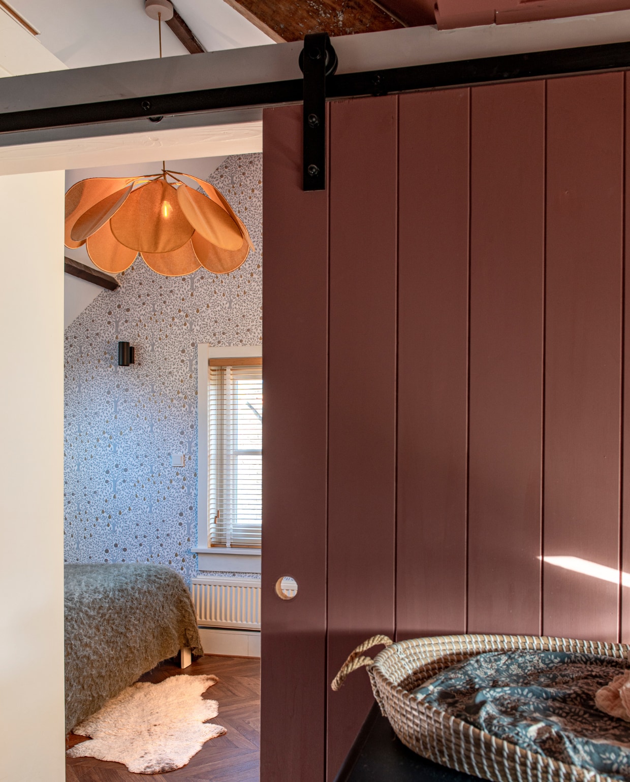 Lamp Georges, deurbeslag Nijhof, behang Midbec, wandlamp Ikea, plaid Do’s Interiors, verfkleur deur Ashes of Roses van Little Greene. vtwonen special DIY 7 | fotografie Caroline Coehorst