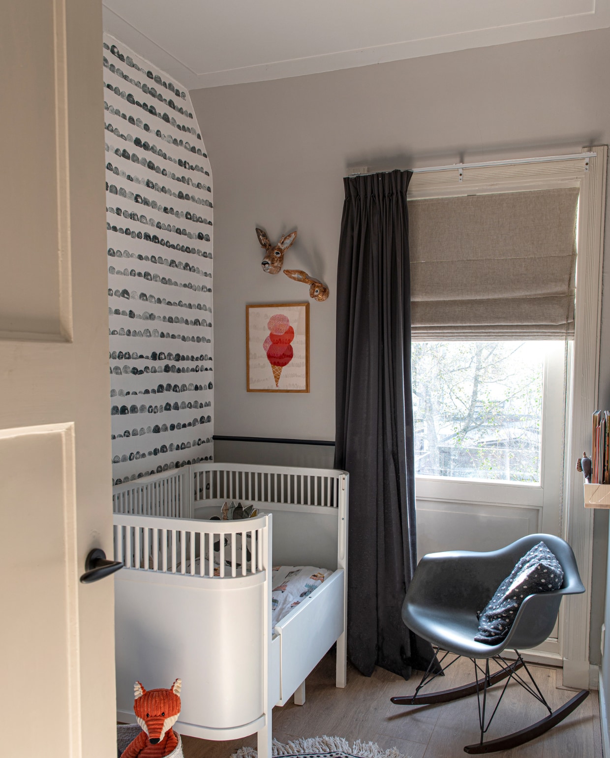 Meegroeibed Sebra, papieren dierenkoppen Babette Hofstede, schommelstoel Vitra, vloerkleed Tapis Petit, gordijn Hema, vouwgordijn By Mölle, poster ijsje Miek illustreert, knuffel vos Mevrouw Groen, hoeslaken Studio Ditte, behang zelf gestempeld, mand Rafa Kids, kussen Cindysigns. vtwonen special DIY 7 | fotografie Caroline Coehorst