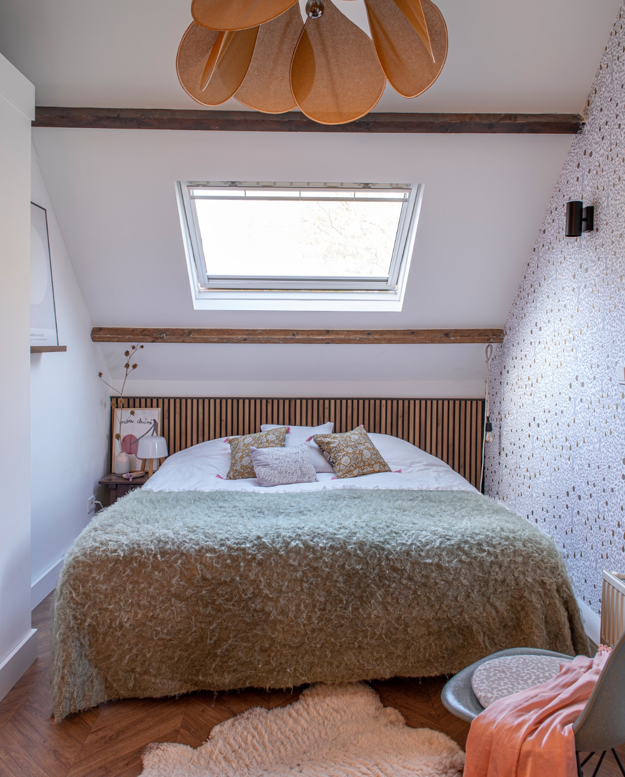 Stoel Vitra, plaid Do’s Interiors, beddengoed Vandyck, kussens met roze kwasten Doing Goods, poster kersen Sissy-Boy, tafellamp Milk van &amp;Tradition, nachtkastje antiek, hanglamp Georges, hanglamp naast bed Karwei, behang Midbec. Overig onbekend vtwonen special DIY 7 | fotografie Caroline Coehorst