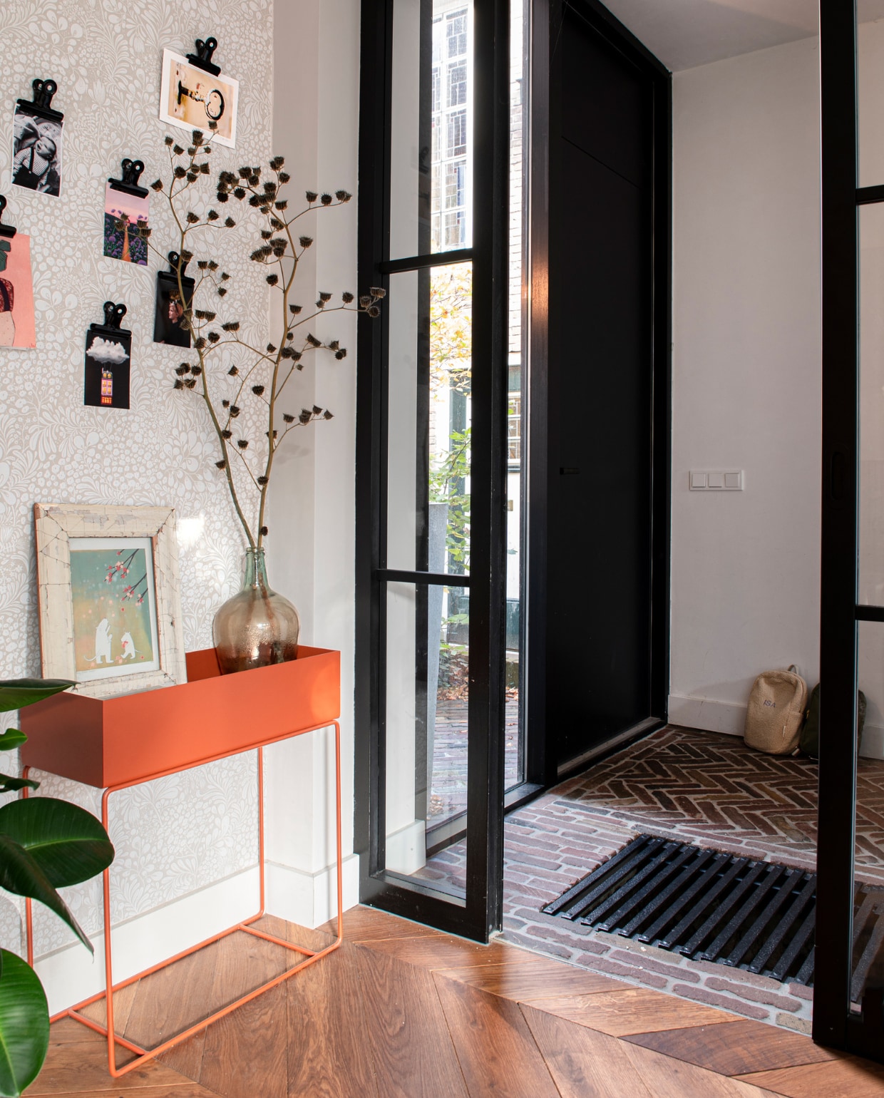 Plantenbak Ferm Living, poster Jut en Juul, kaarten De streken van Agnes en De Verderkijker. Houten vloer Van der Heijden vloeren, waaltjesvloer Ryan’s. Behang Midbec, muurverf Shells Sand Grey van Histor. Overig onbekend. vtwonen special DIY 7 | fotografie Caroline Coehorst