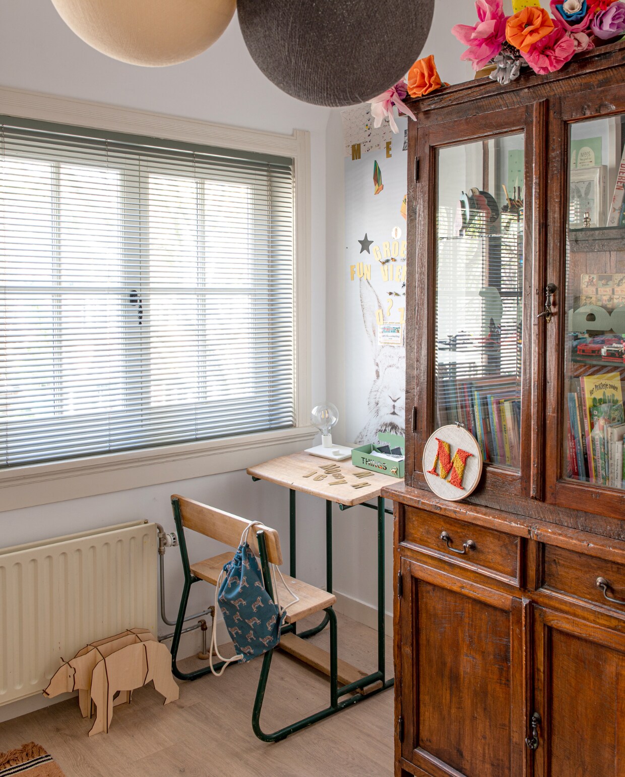 Lessenaar via Firma Zoethout, houten beer Hema, tafellamp Muuto, krokodilbakje Done by Deer. Magneetbehang konijn Groovy Magnets, letter M Lille I Nord, bloemen souvenir, vitrinekast antiekwinkel. Hanglampen Cotton Ball Lights. Overig onbekend. vtwonen special DIY 7 | fotografie Caroline Coehorst