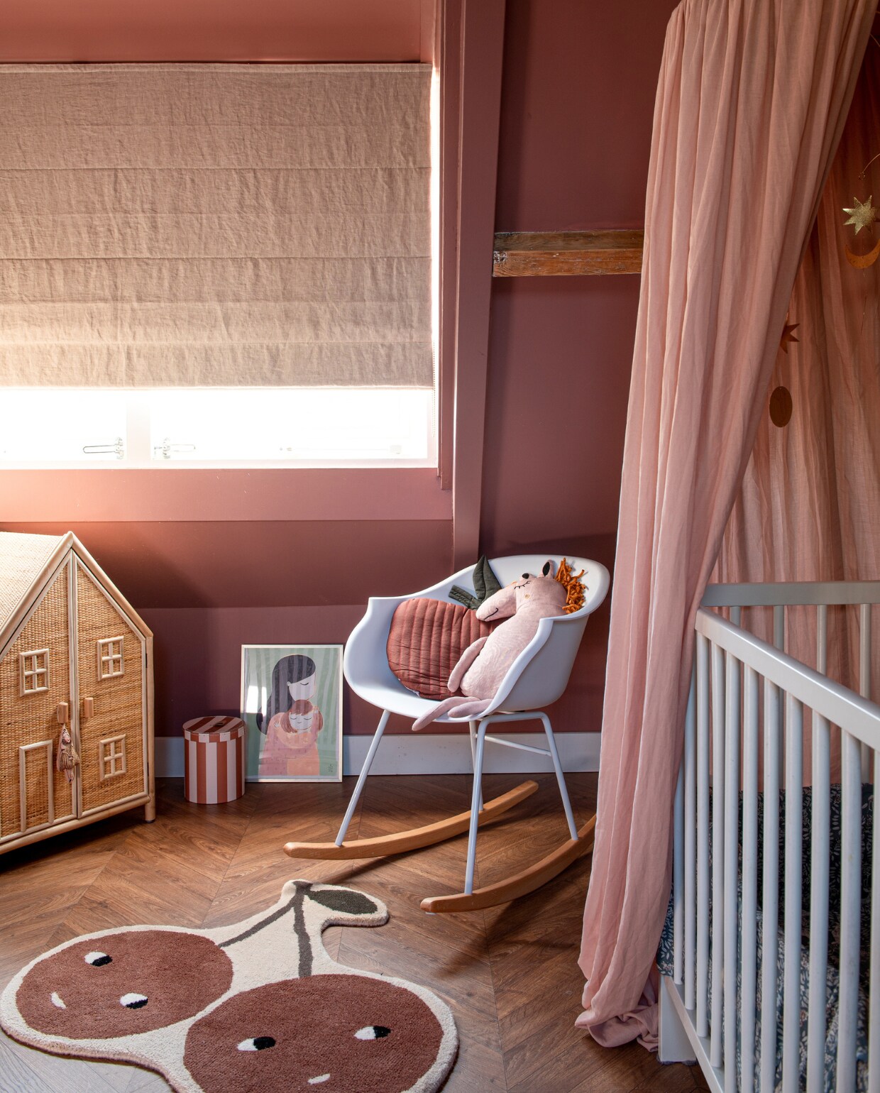 Schommelstoel Petit Amélie. Appelkussen en paard Ferm Living. Mand en vloerkleed Oyoy. Poster Marta Badblay. vtwonen special DIY 7 | fotografie Caroline Coehorst