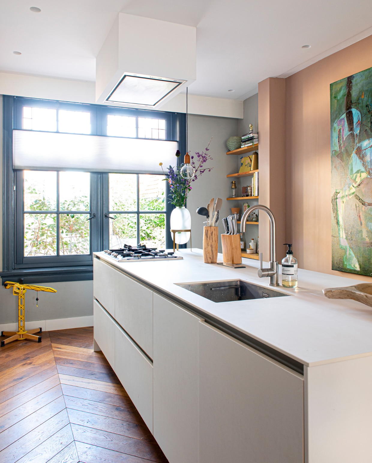 Keuken Nijhof, afzuigkap Novi. Hanglamp Jet van Het Hoofdkantoor, raambekleding Luxaflex, messenblokken Vivo. Muurverf Dead Salmon van Farrow &amp; Ball, verf kozijnen Basalt van Little Greene. vtwonen special DIY 7 | fotografie Caroline Coehorst