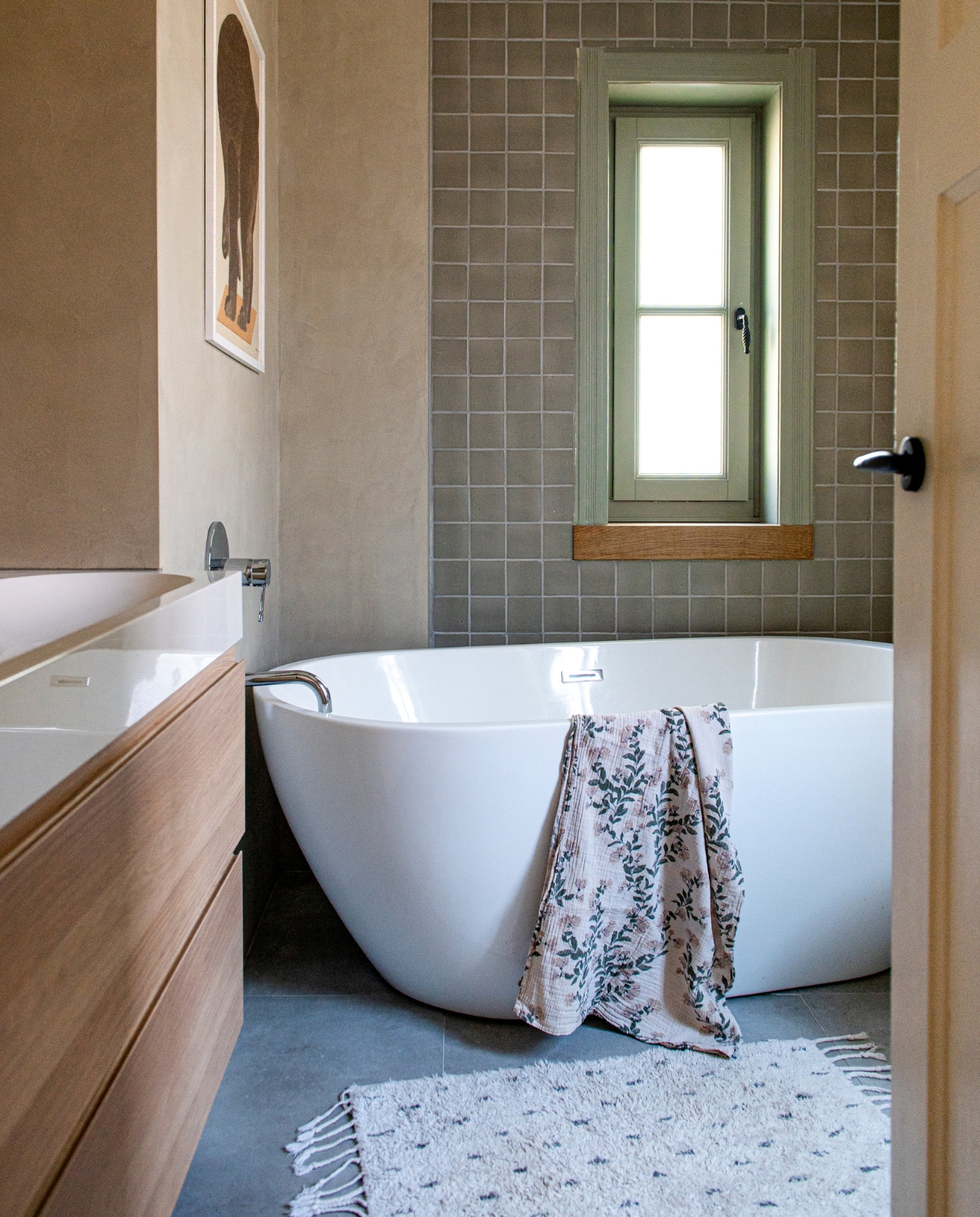 Beton ciré van Tendenza, badmeubel Ikea, kranen Grohe, poster beer Maa-noo, wandtegels Nijhof, vloer vtwonen, doek Garbo &amp; Friends, bad onbekend. vtwonen special DIY 7 | fotografie Caroline Coehorst
