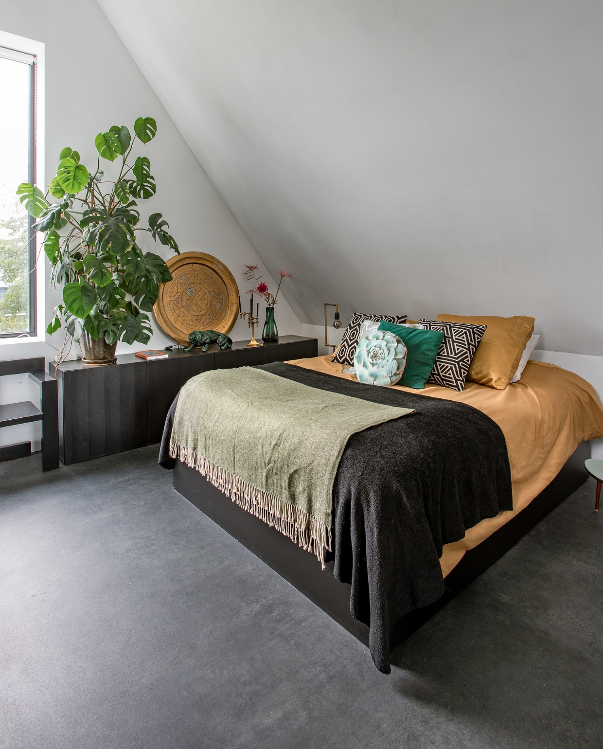 Bed en wandkast Ikea. Kopie Rietveld stoel gemaakt door een vriend. Kussens Nijhof. Metalen bord rommelmarkt, goud gespoten. Vloerlamp gekocht op een markt. Linoleumvloer Roobol. Overig onbekend. vtwonen 10-2023 | fotografie Ton Bouwer