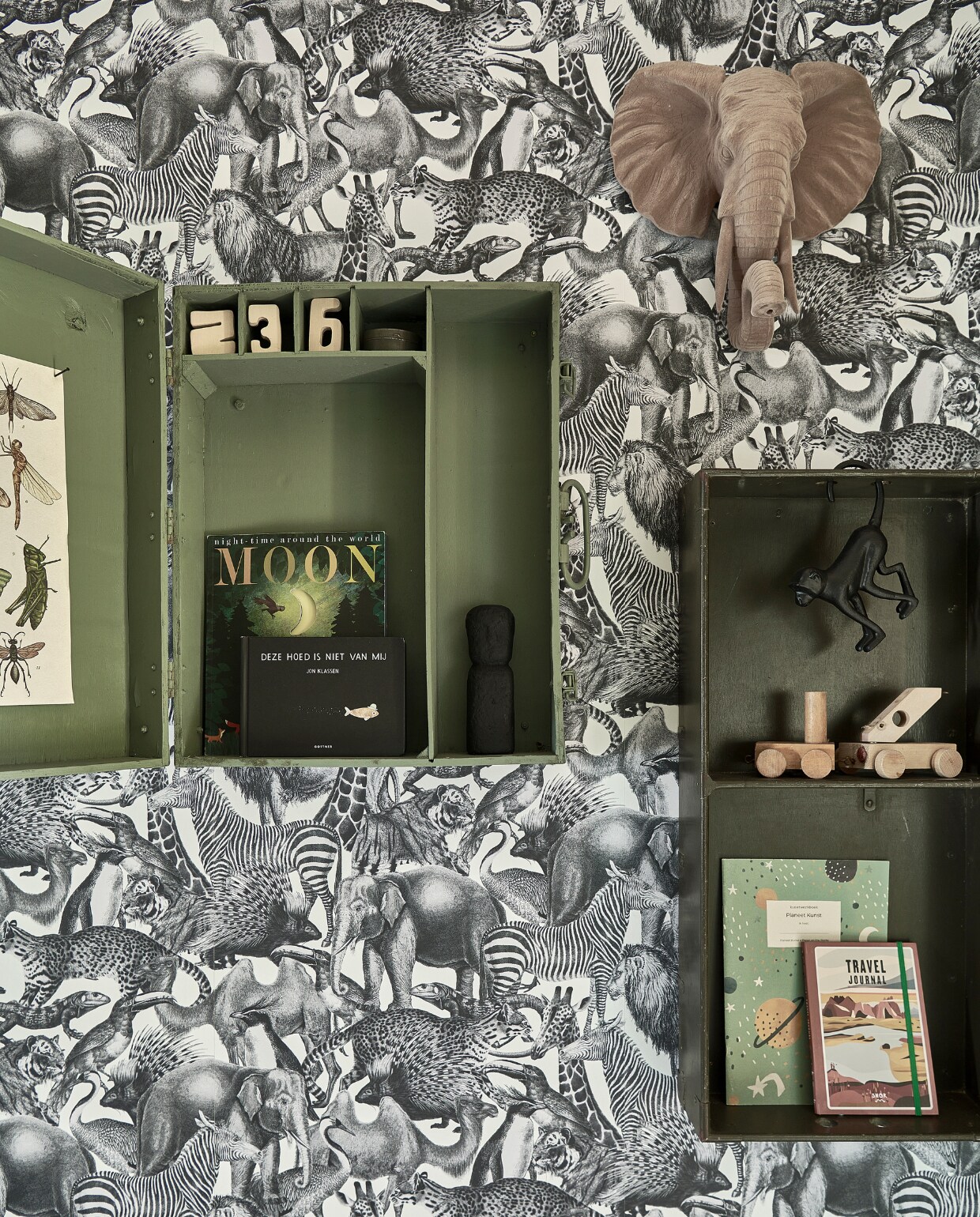 wandlamp Elephant in zandkleur van Light&amp;Living, € 51,Muurkastjes in kleur Khaki van vtwonen vanaf € 27,99 per liter via Karwei (op de muur) Kingdom zebra behang van Graham&amp;Brown € 95,- per rol vtwonen 08-2023 | styling Tanja Saarberg/Kim van Rossenberg/Sanne Ketelaar | fotografie Sjoerd Eickmans