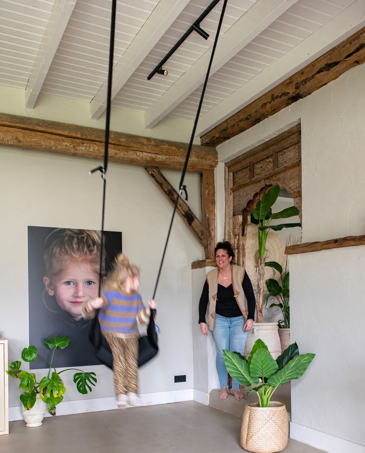Schommel Marshmallow Big van Purple Frog, rieten mand Dijk Natural Collections, pot Mi-Casa, vloer beton ciré van Cemcolori in Beige Grigiatro, muurverf Mushroom van Lab Paint, plafondspots Light1st, foto van Day door Jantien Fotografie, poort uit India Magazijn22. vtwonen 11-2023| productie De Binnenkijkers | styling Jeske Weel | fotografie Caroline Coehorst
