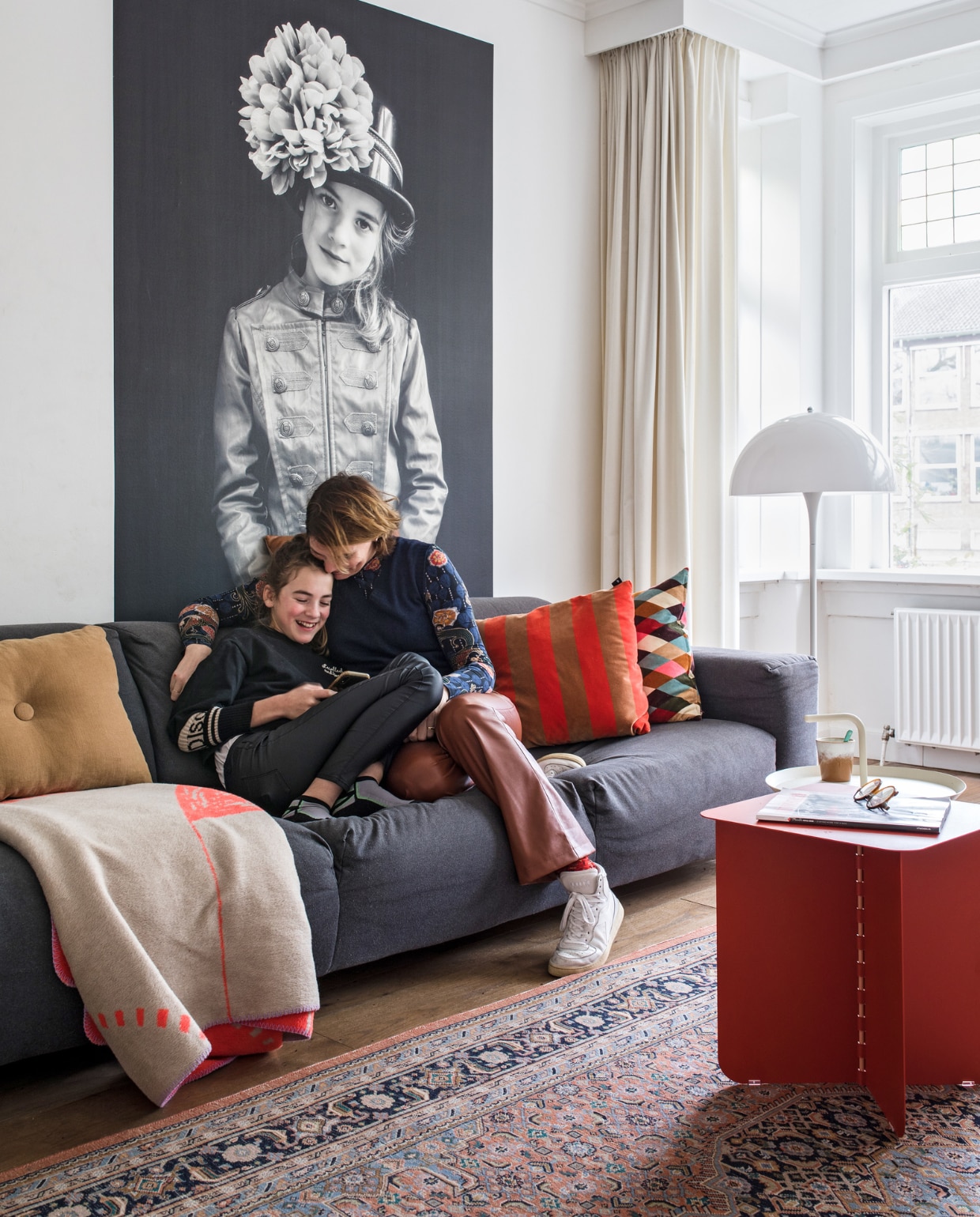 Bijzettafel Kwantum. Bank gekocht tijdens een garagesale. Plaid op bank Adelheid Laden. Kussens: bruin Hay, cognac Leen Bakker, gestreept Hay, wybers Ikea. Print achter bank foto van dochter Meis gemaakt door Maaike en geprint op Gekkotex, een zelfklevend polyester. Vloerkleed kringloop. Mok HKliving. Vloer van Amerikaans eiken lag er al. Muurverf wit RAL 9016 van Sikkens. Overig onbekend. vtwonen 10-2021 | productie en fotografie Corine Hoge Bavel |