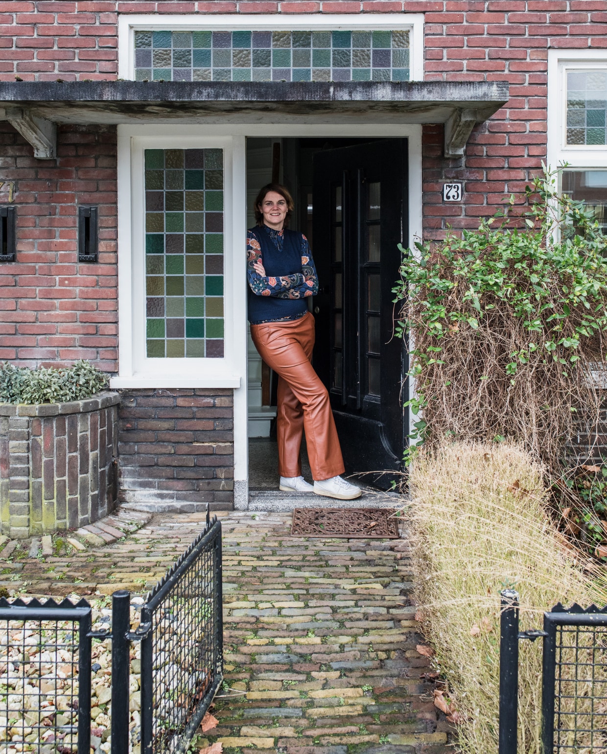 Maaike voor haar huis in Oldenzaal vtwonen 10-2021 | productie en fotografie Corine Hoge Bavel