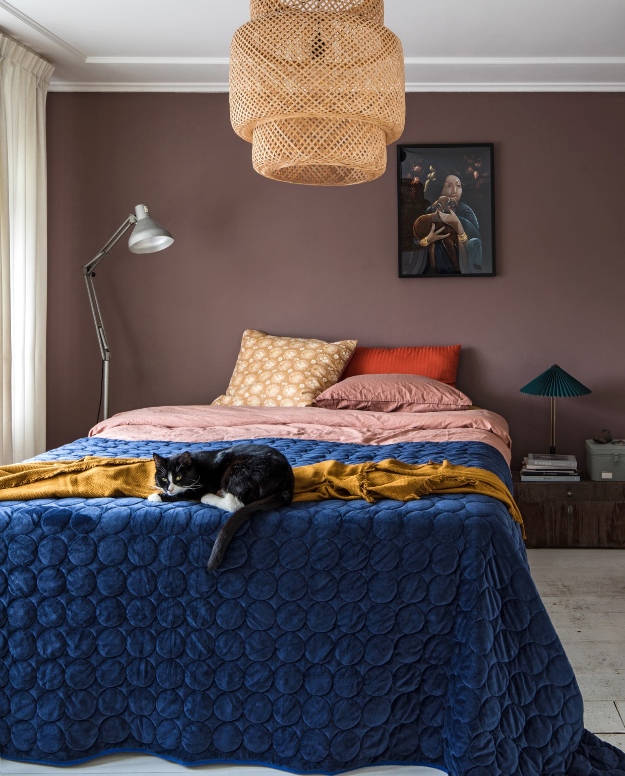Muurverf Chocolat Milk Flexa. Schilderij kringloop. Vloerlamp is een oude ziekenhuislamp en kreeg Maaike van haar vader. Sprei uit PS-collectie. Okergele plaid Oddrun Ikea. Oud-roze dekbedhoes Hema. Okergeel en rood kussen La Redoute. Het nachtkastje is de oude timmerkist van Robs vader. Tafellamp Matin, Hay. Box Leen Bakker. Plafondlamp Sinnerlig Ikea. vtwonen 10-2021 | productie en fotografie Corine Hoge Bavel