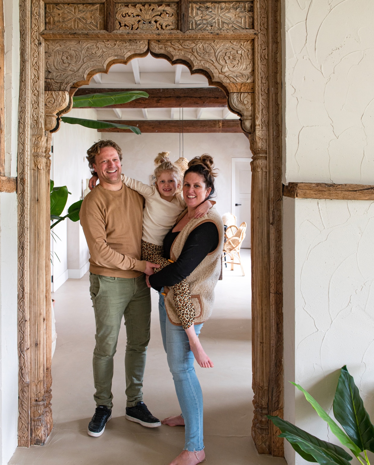 Joy, Harro en Day. vtwonen 11-2023 | productie De Binnenkijkers | styling Jeske Weel | fotografie Caroline Coehorst