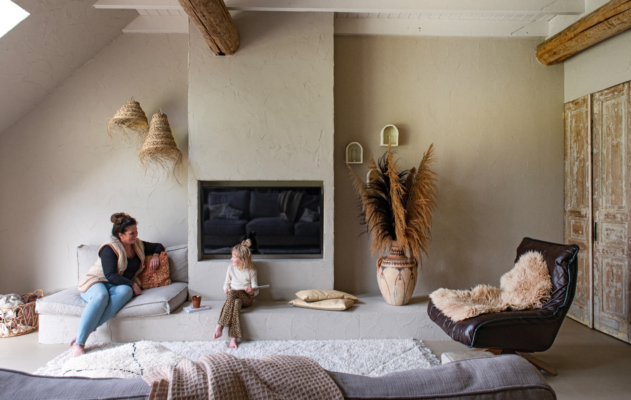 Hanglampen Tamegroute Shop, pot Household Hardware. Pluimen Noa May en Kwantum. Muurverf Mushroom van Lab Paint. Zitkussen, muurkastjes Karwei. Andere kussens Studio Pure. Overig onbekend. vtwonen 11-2023 | productie De Binnenkijkers | styling Jeske Weel | fotografie Caroline Coehorst