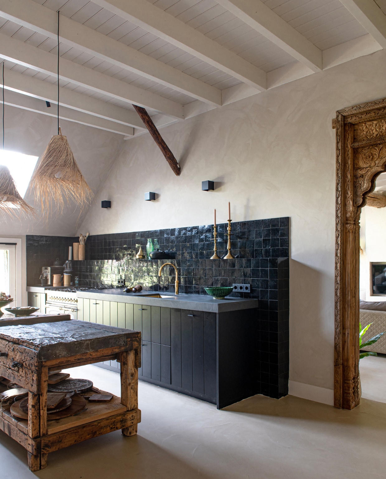 Kalkverf Mushroom van Lab Paint, keuken Kuik Keukens, fornuis FornuizenPlaza, zeliges Designtegels, spots Bol, hakblok uit Hongarije van Steen Antiek. Hanglampen en vijzels Noa May. Koperen kandelaars en schaal Tamegroute Shop. Kraan Quooker. Viskan Serax, zwarte pan Blackpottery, poort uit India Magazijn22. Overig onbekend.  vtownen 11-2023 | productie De Binnenkijkers | styling Jeske Weel | fotografie Caroline Coehorst