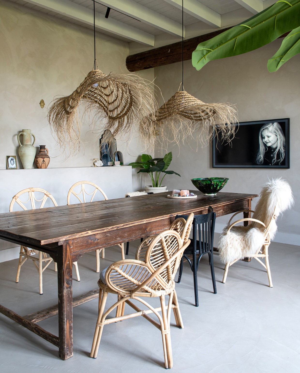 Kruiken van tante gekregen en Tamegroute Shop. Tafel en zwarte stoel uit La Place, zelf zwart geschilderd. Vloer beton ciré van Cemcolori in Beige Grigiatro, muurverf Mushroom van Lab Paint. Hanglampen Noa May. Gevlochten stoelen Kwantum en Tamegroute Shop. Tv The Frame van Samsung. Overig onbekend. vtownen 11-2023 | productie De Binnenkijkers | styling Jeske Weel | fotografie Caroline Coehorst