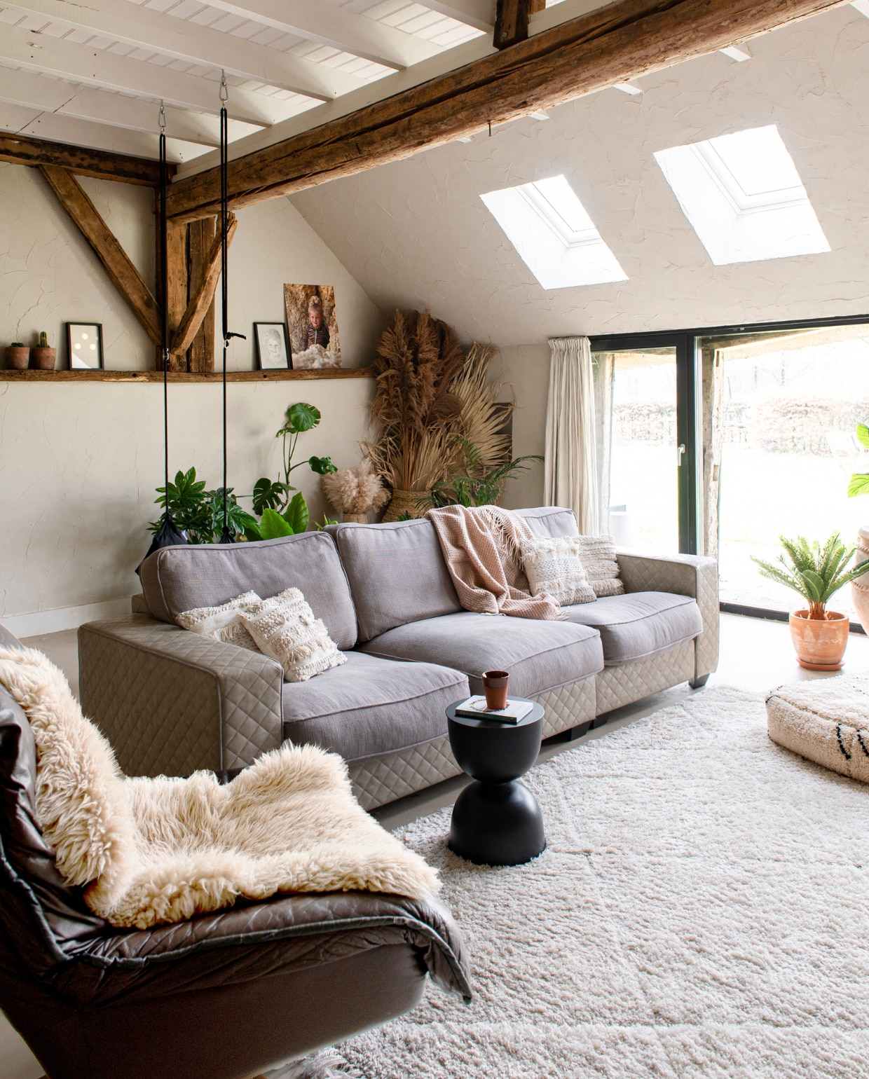 Bank Frits Vos, vloerkleed Wehkamp, vacht Mars & More, stoel van Harro’s vader, maanportret Veliott,  bijzettafel Karwei, kussens Action, droogbloemen Noa May, bloempotten Bloem & So, schommel Marshmallow Big van Purple Frog, linnen gordijnen Adam Naturel van Kwantum. Overig onbekend.“Ik zag meteen vtwonen 11-2023 | productie De Binnenkijkers | styling Jeske Weel | fotografie Caroline Coehorst