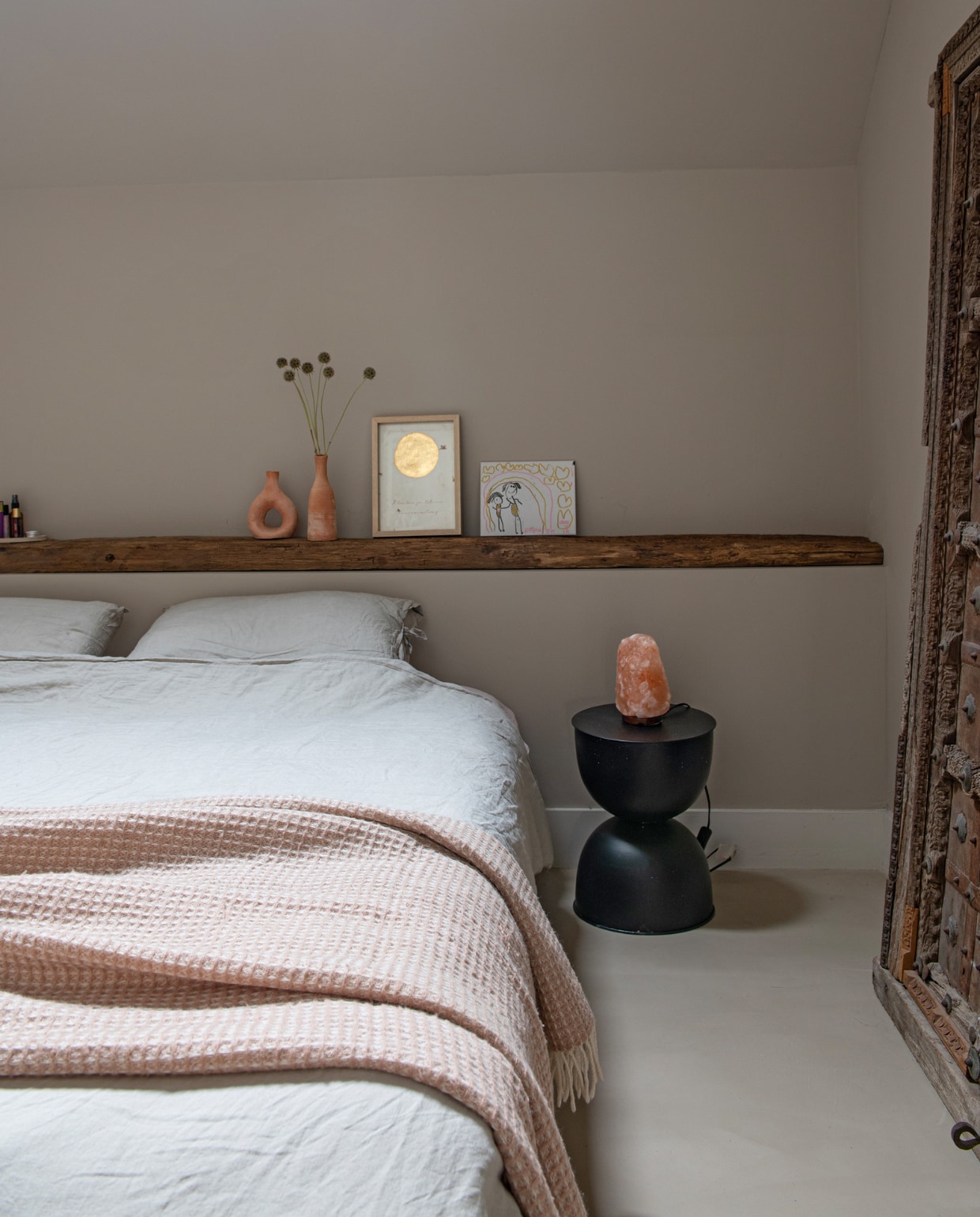 Plank Historisch Hout, vazen Tamegroute Shop, lijsten Veliott, linnen dekbedovertrek Kwantum, bijzettafel Karwei, deur Magazijn22. Overig onbekend. vtwonen 11-2023 | productie De Binnenkijkers | styling Jeske Weel | fotografie Caroline Coehorst