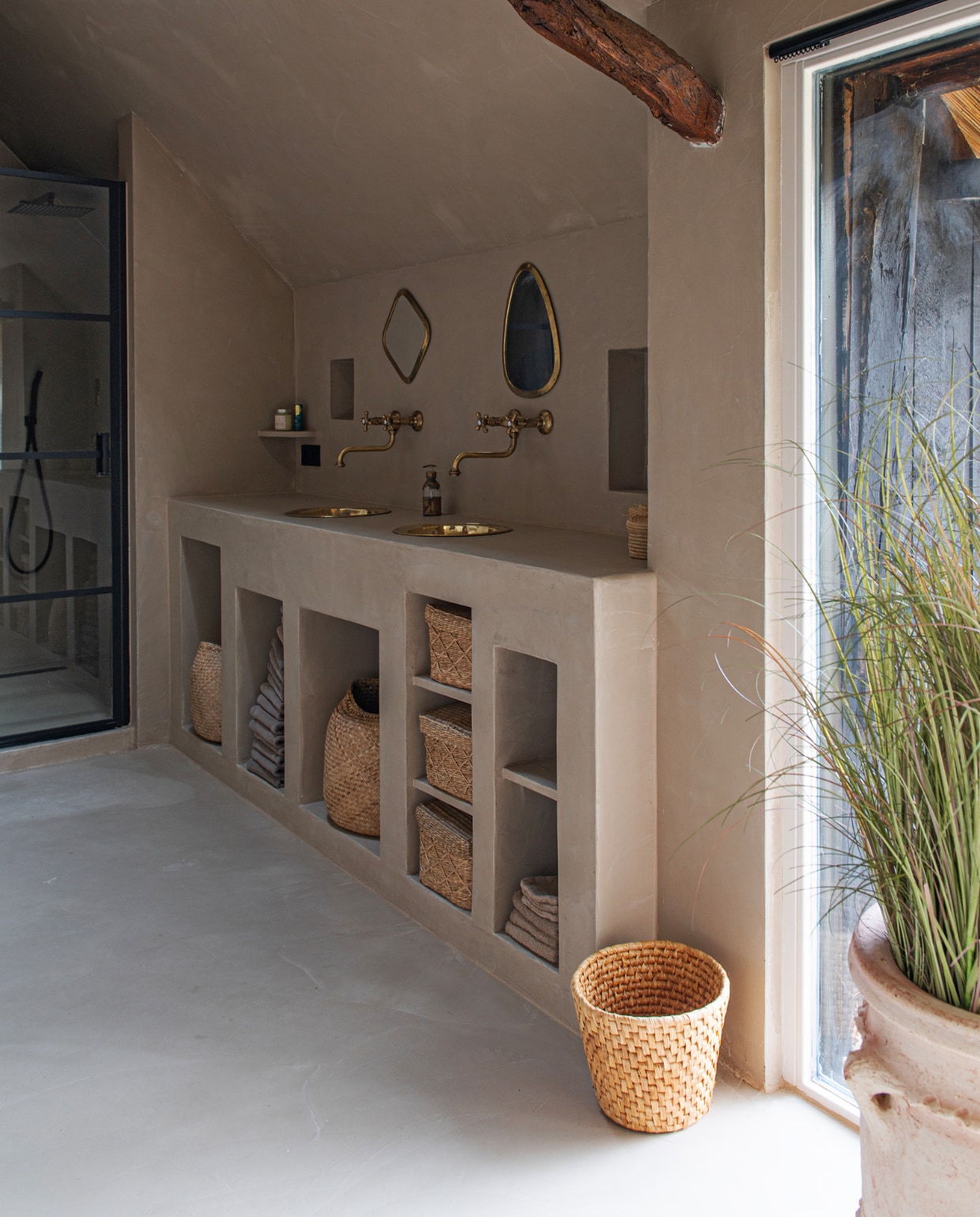 Wandmeubel zelfgemaakt, waskommen After-Five, spiegels ByBazz, rieten manden Karwei. Overig onbekend. vtwonen 11-2023 | productie De Binnenkijkers | styling Jeske Weel | fotografie Caroline Coehorst