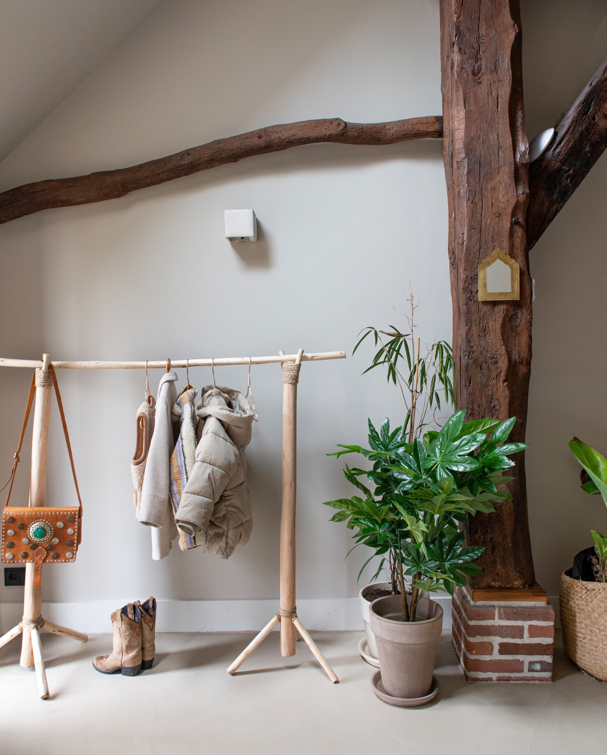 Kledingrek Studio Pure, tas uit Portugal, schoenen Woodstock, spiegel Mi-Casa, plantenpotten Bloem &amp; So, planten tuincentrum, kunstplanten Everplant. Overig onbekend vtwonen 11-2023 | productie De Binnenkijkers | styling Jeske Weel | fotografie Caroline Coehorst