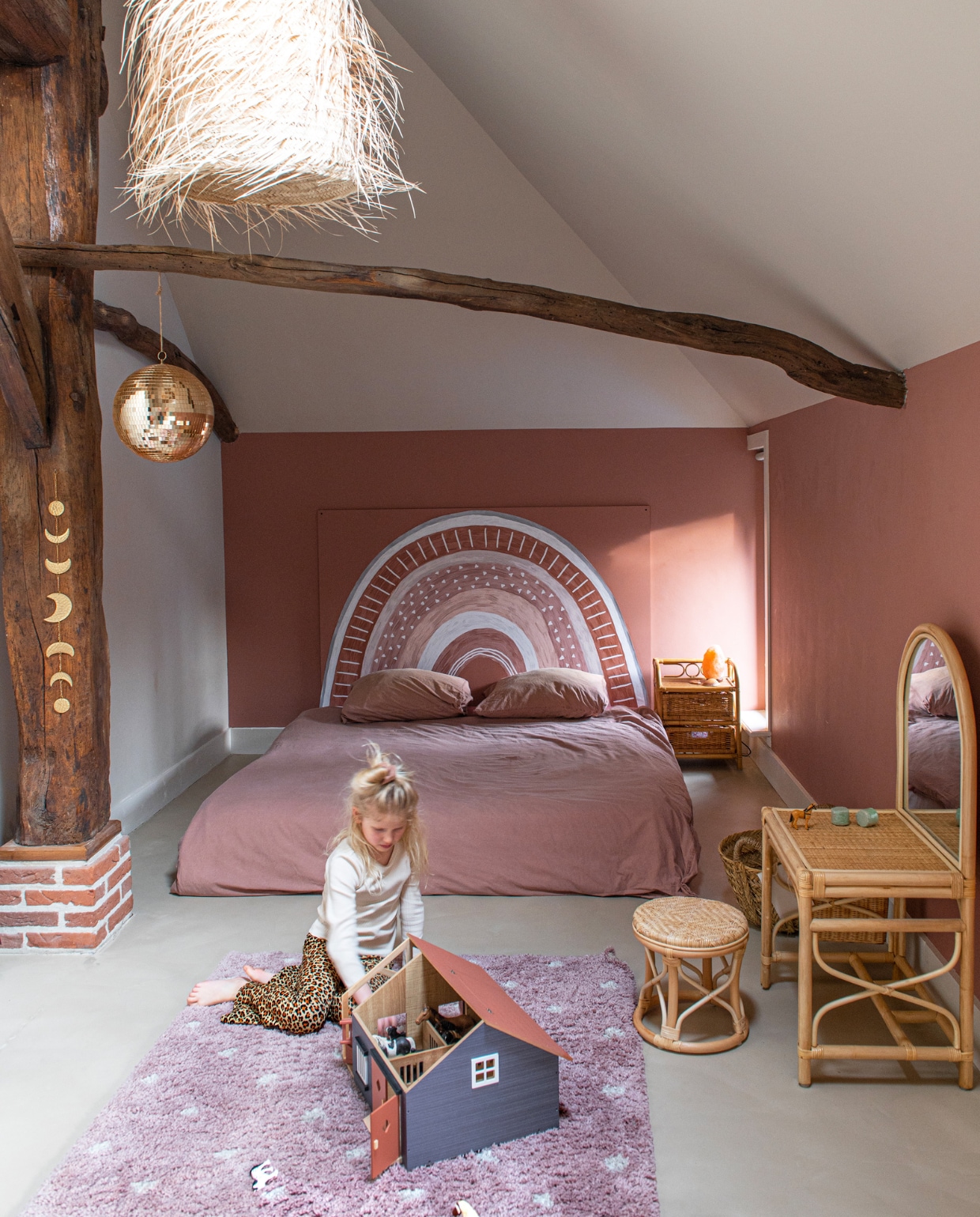 Muurverf Terra Pink van Lab Paint, behang Regenboog By Diane, dekbedovertrek Jysk, maanslinger Action. Tafel met kruk en spiegel Leo &amp; Moon. Vloerkleed Wehkamp, speelhuis Schleich. Nachtkastje en zoutlamp kringloop. Discobal Kwantum, rieten mand tuincentrum. vtwonen 11-2023 | productie De Binnenkijkers | styling Jeske Weel | fotografie Caroline Coehorst